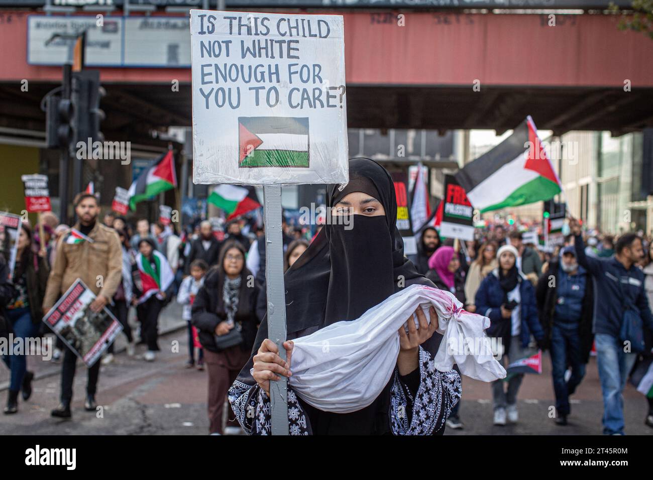 Londres, Angleterre, Royaume-Uni. 28 octobre, 2023.des milliers de personnes défilent dans le centre de Londres pour appeler à une Palestine libre.une manifestante tenant des feuilles imbibées de sang crédit image : © Horst Friedrichs crédit : horst friedrichs/Alamy Live News Banque D'Images