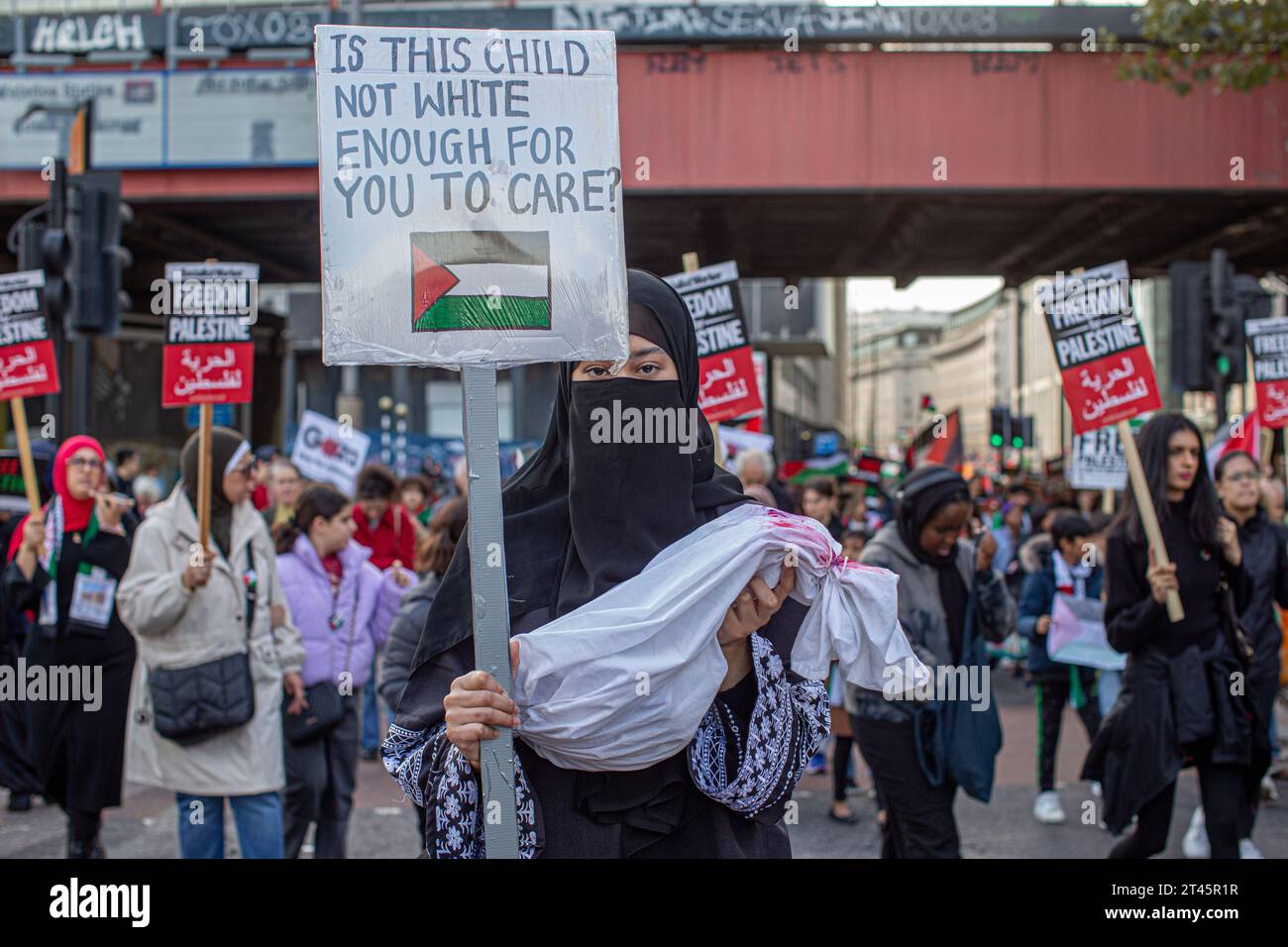 Londres, Angleterre, Royaume-Uni. 28 octobre, 2023.des milliers de personnes défilent dans le centre de Londres pour appeler à une Palestine libre.une manifestante tenant des feuilles imbibées de sang crédit image : © Horst Friedrichs crédit : horst friedrichs/Alamy Live News Banque D'Images