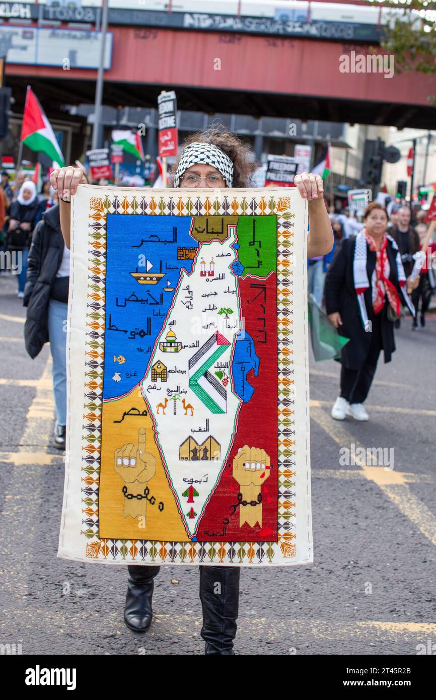 Londres, Angleterre, Royaume-Uni. 28 octobre, 2023.les gens marchent dans le centre de Londres. Femme tenant une carte de Gaza .crédit image : © Horst Friedrichs crédit : horst friedrichs/Alamy Live News Banque D'Images