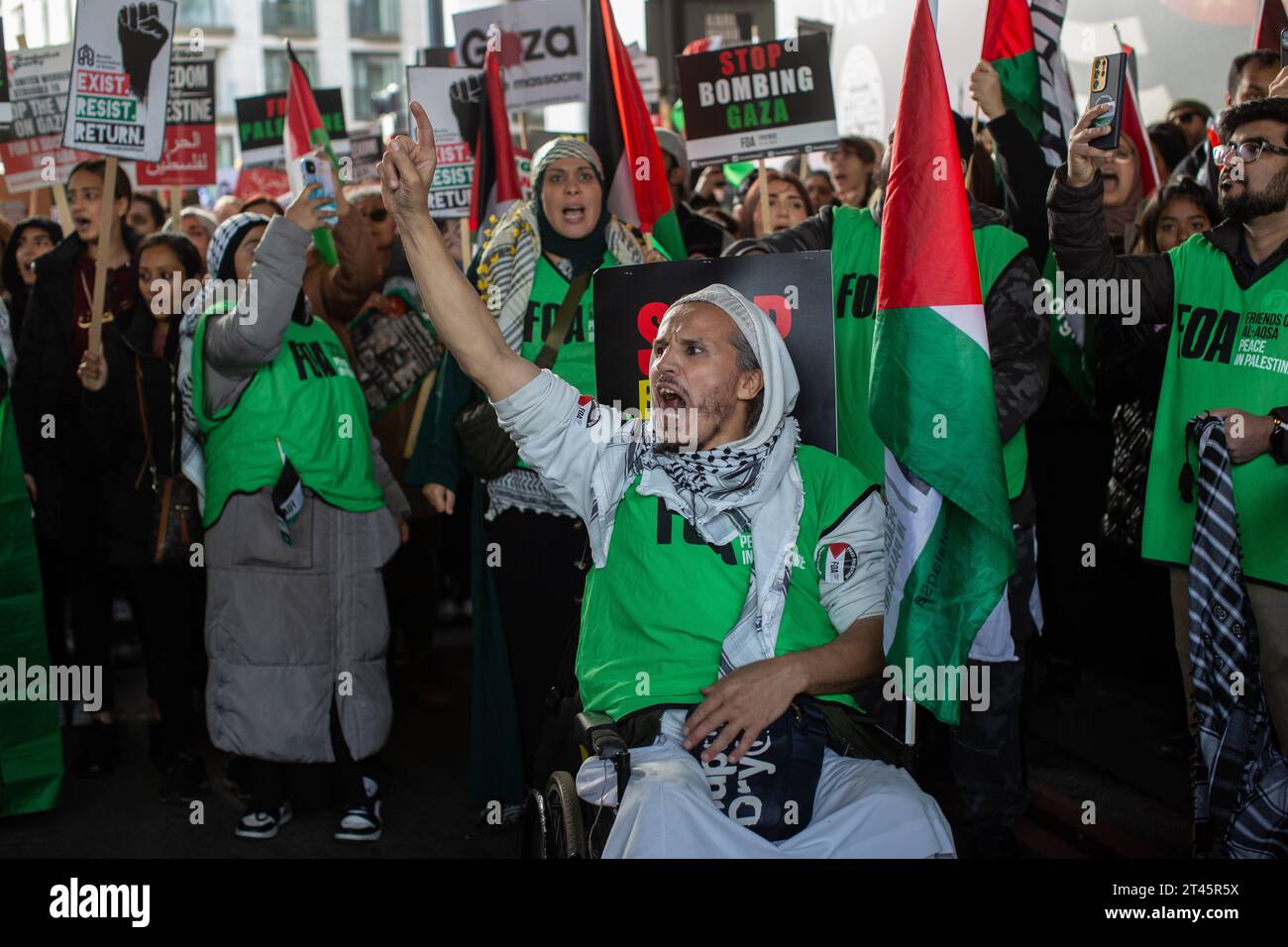Londres, Angleterre, Royaume-Uni. 28 octobre, 2023.des milliers de personnes défilent dans le centre de Londres pour réclamer une Palestine libre crédit image : © Horst Friedrichs crédit : horst friedrichs/Alamy Live News Banque D'Images