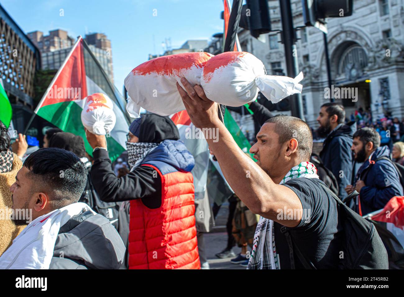 Londres, Angleterre, Royaume-Uni. 28 octobre, 2023.des milliers de personnes défilent dans le centre de Londres pour appeler à une Palestine libre.un manifestant tenant des draps imbibés de sang et exigeant qu'Israël arrête son bombardement de Gaza.crédit image : © Horst Friedrichs crédit : horst friedrichs/Alamy Live News Banque D'Images