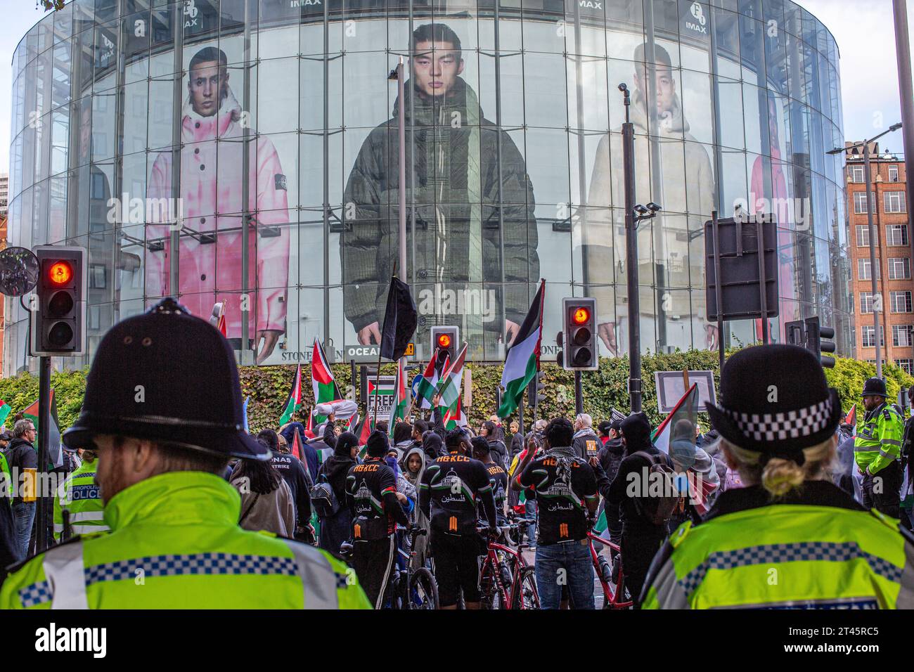 Londres, Angleterre, Royaume-Uni. 28 octobre, 2023.des milliers de personnes défilent dans le centre de Londres pour appeler à une Palestine libre. Crédit image : © Horst Friedrichs crédit : horst friedrichs/Alamy Live News Banque D'Images