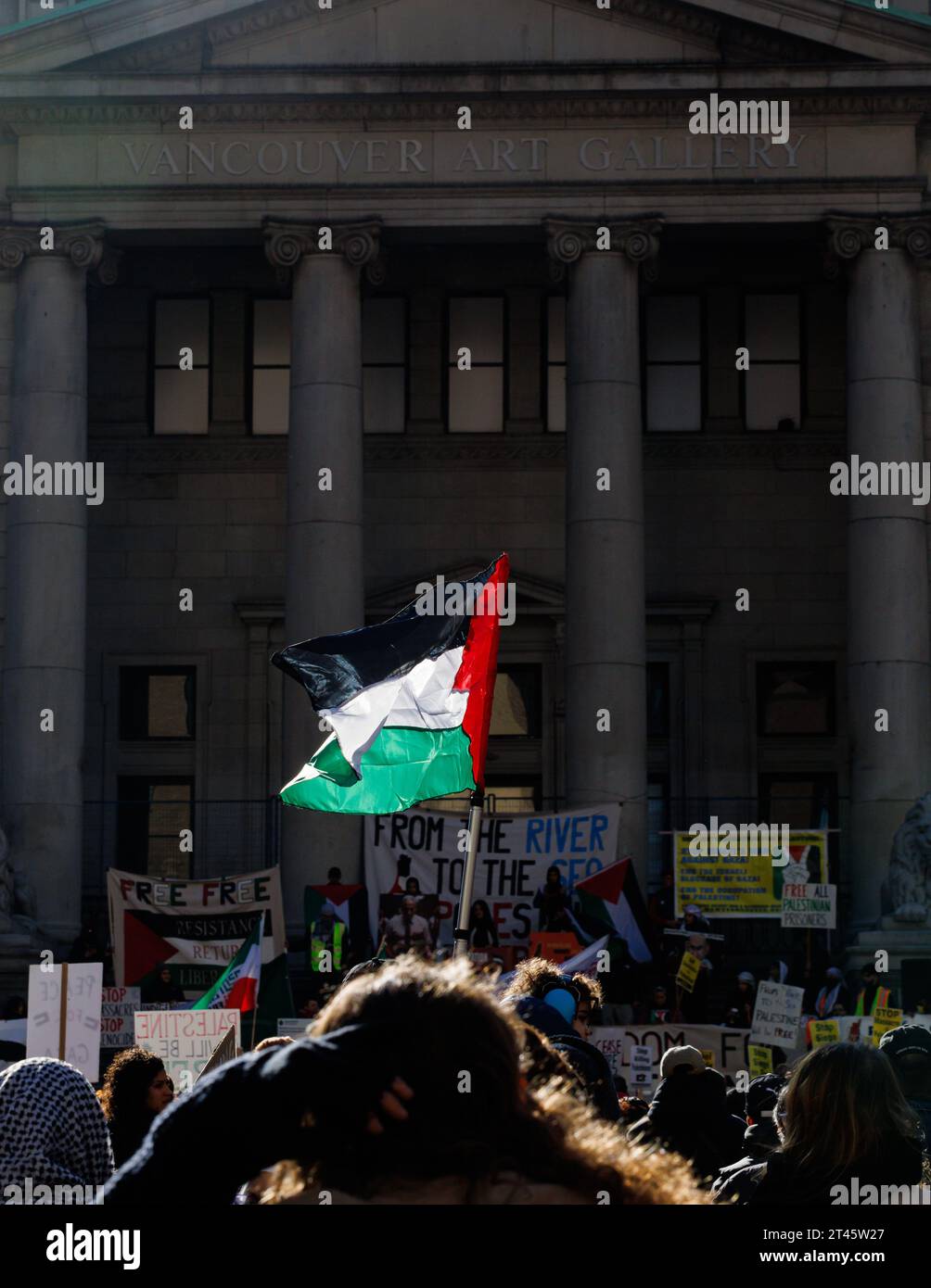 Vancouver, Colombie-Britannique, Canada. 28 octobre 2023. Des centaines de personnes se présentent à la Vancouver Art Gallery pour protester contre les actions à Gaza contre le peuple palestinien (image de crédit : © Ryan Walter Wagner/ZUMA Press Wire) POUR USAGE ÉDITORIAL SEULEMENT! Non destiné à UN USAGE commercial ! Banque D'Images