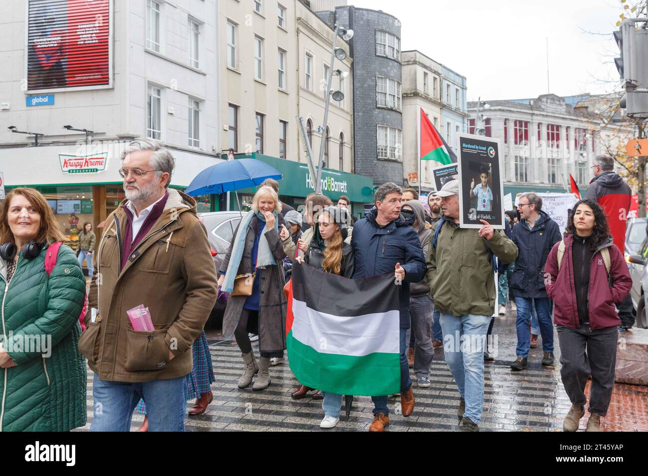 Cork, Irlande. 28 octobre 2023. DC 28-10-23 personnes de Cork debout en solidarité avec la Palestine malgré la pluie battante, Cork, Irlande. Au milieu des fortes averses de pluie, Cork City a assisté aujourd'hui à une manifestation retentissante de solidarité envers le peuple palestinien. Faisant écho au soutien de longue date de l'Irlande à la cause palestinienne, des voix passionnées résonnent dans les rues, incarnant un lien historique d'empathie et d'unité. Malgré la météo, l'esprit de la manifestation reste résilient avec un appel collectif à la justice et à la paix. Crédit : Damian Coleman/Alamy Live News Banque D'Images