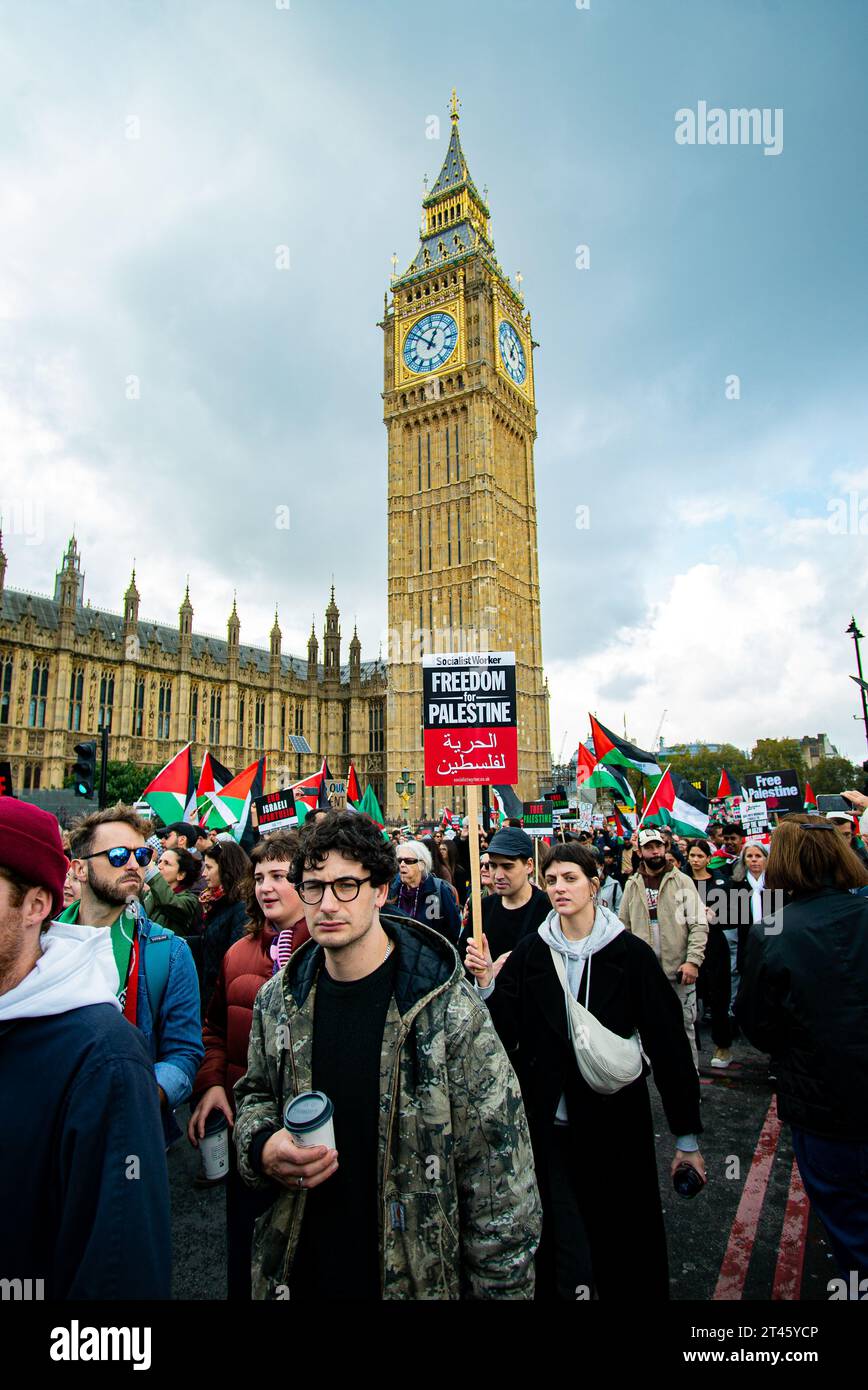 Londres, Royaume-Uni - 28 octobre 2023 : marche pro-Palestine organisée par les amis d'Al-Aqsa dans le centre de Londres en solidarité avec Gaza. Banque D'Images