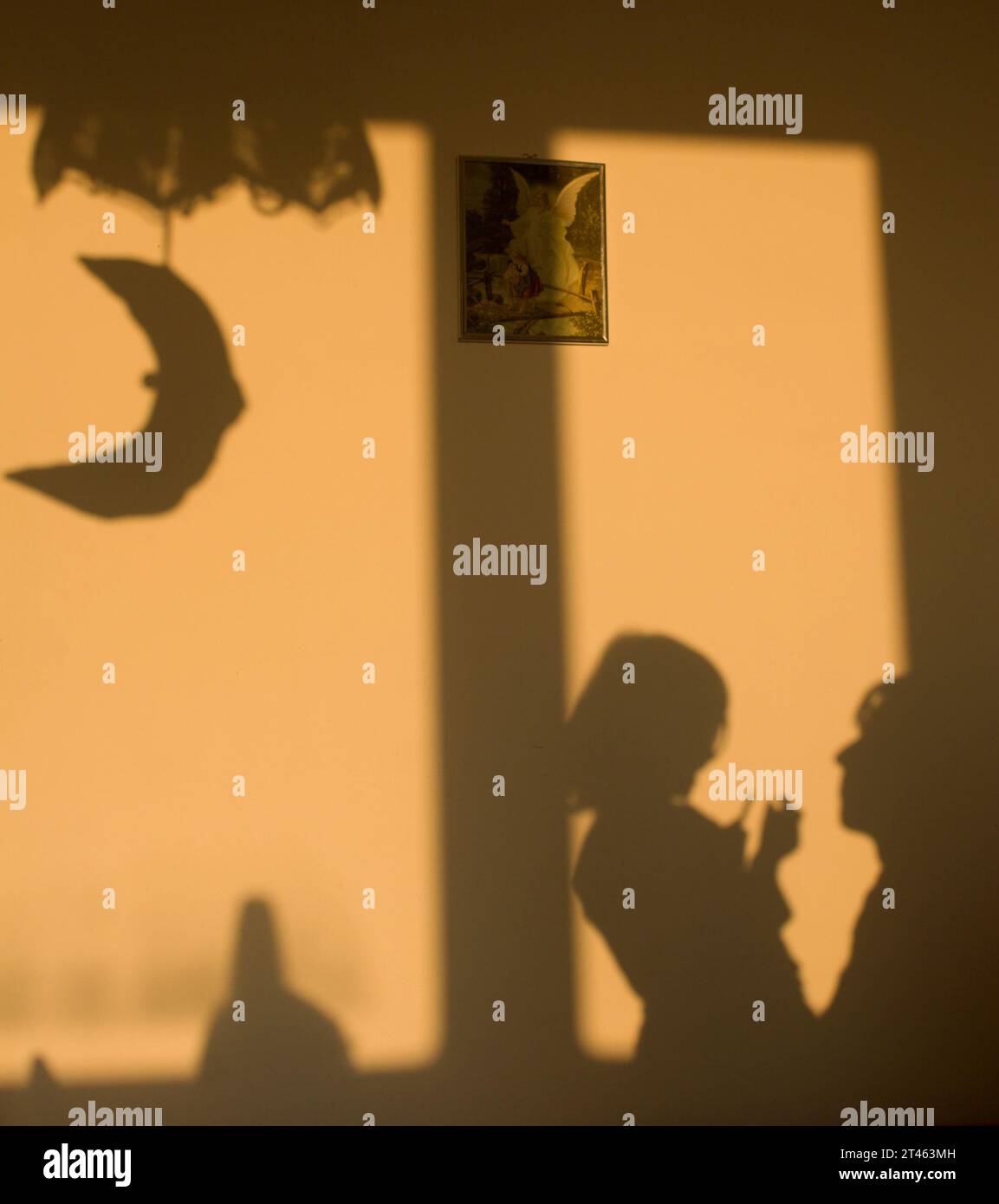 Les ombres de mater et d'enfant dans la chambre Banque D'Images