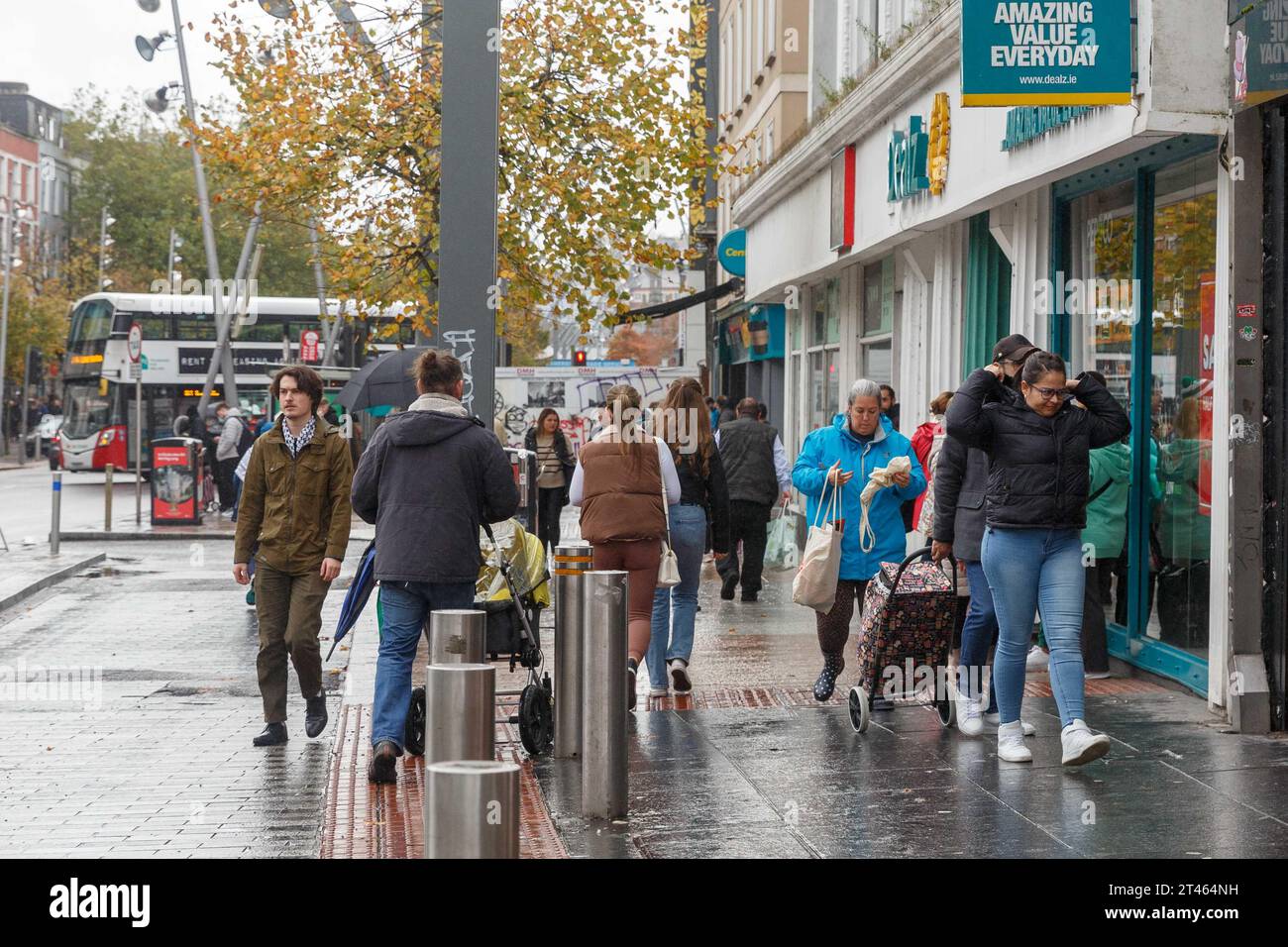 Cork, Irlande. 28 octobre 2023. DC 28-10-23 Jazzing it up malgré les éléments : Cork City danse à travers le Guinness Cork Jazz Festival, Cork, Irlande. Malgré les fortes pluies diluviennes et l'imminence des inondations prévues tout au long du week-end, Cork City s'anime une fois de plus avec l'esprit du Guinness Cork Jazz Festival 2023 avec des milliers de personnes présentes pour voir tout ce que la ville peut offrir. Témoignage d'une passion et d'une résilience inébranlables, les fêtards se balancent au rythme, peignant la ville dans des notes vibrantes. Crédit : Damian Coleman/Alamy Live News Banque D'Images