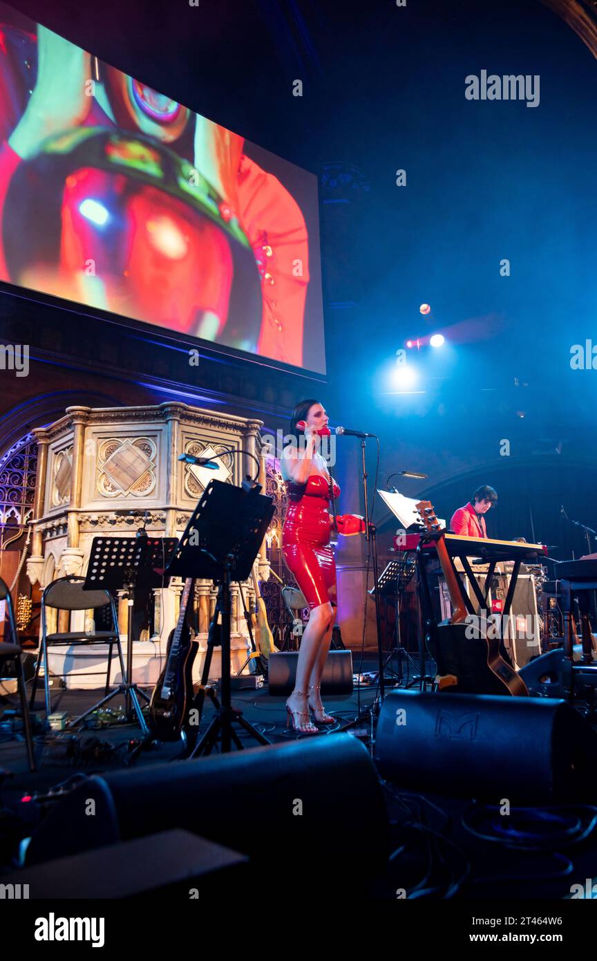 Londres, Royaume-Uni. 28 octobre 2023. Desire chanteuse Megan Louise sur scène à Union Chapel ouverture pour Frizzi2Fulci . Cristina Massei/Alamy Live News Banque D'Images
