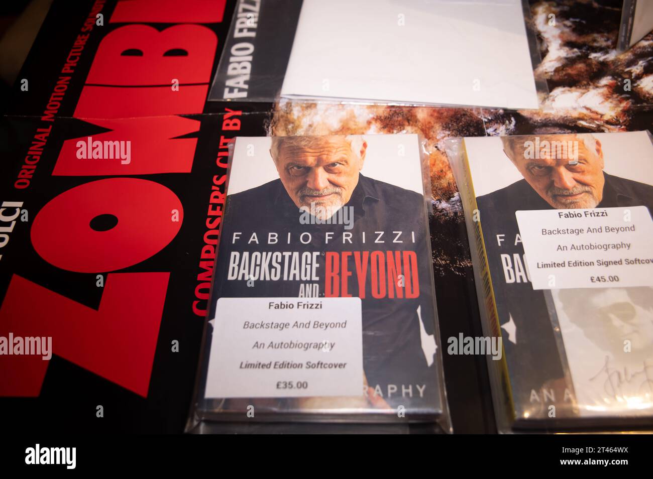 Londres, Royaume-Uni. 28 octobre 2023. L'autobiographie de Fabio Frizzi exposée au stand de Frizzi2Fulci à Union Chapel . Cristina Massei/Alamy Live News Banque D'Images