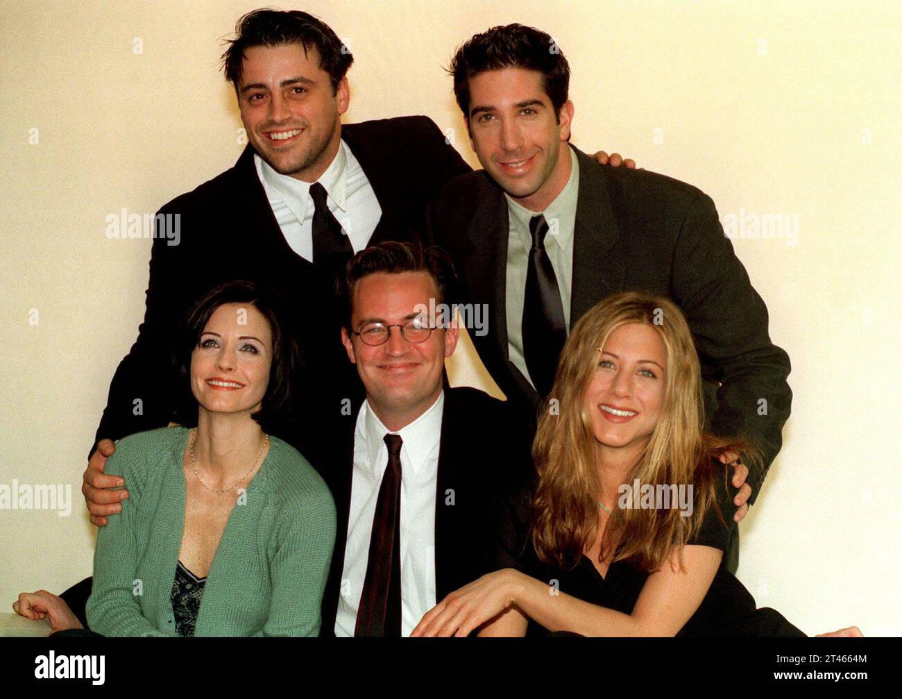 Photo de dossier datée du 25/03/98 des stars des amis de la sitcom américaine lors d'un photocall à Londres où ils filment le dernier épisode de leur série actuelle (de gauche à droite) Matt le blanc, David Schwimmer, Courteney Cox, Matthew Perry et Jennifer Aniston. Amis ??? Star Matthew Perry a été retrouvé mort à son domicile de Los Angeles, selon des rapports aux États-Unis. Date d'émission : dimanche 29 octobre 2023. Banque D'Images