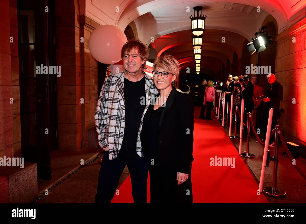 Andrea Ballschuh und Peter Freudenthaler von Foolsgarden BEI der 15. Hope Gala 2023 im Schauspielhaus. Dresde, 28.10.2023 Banque D'Images