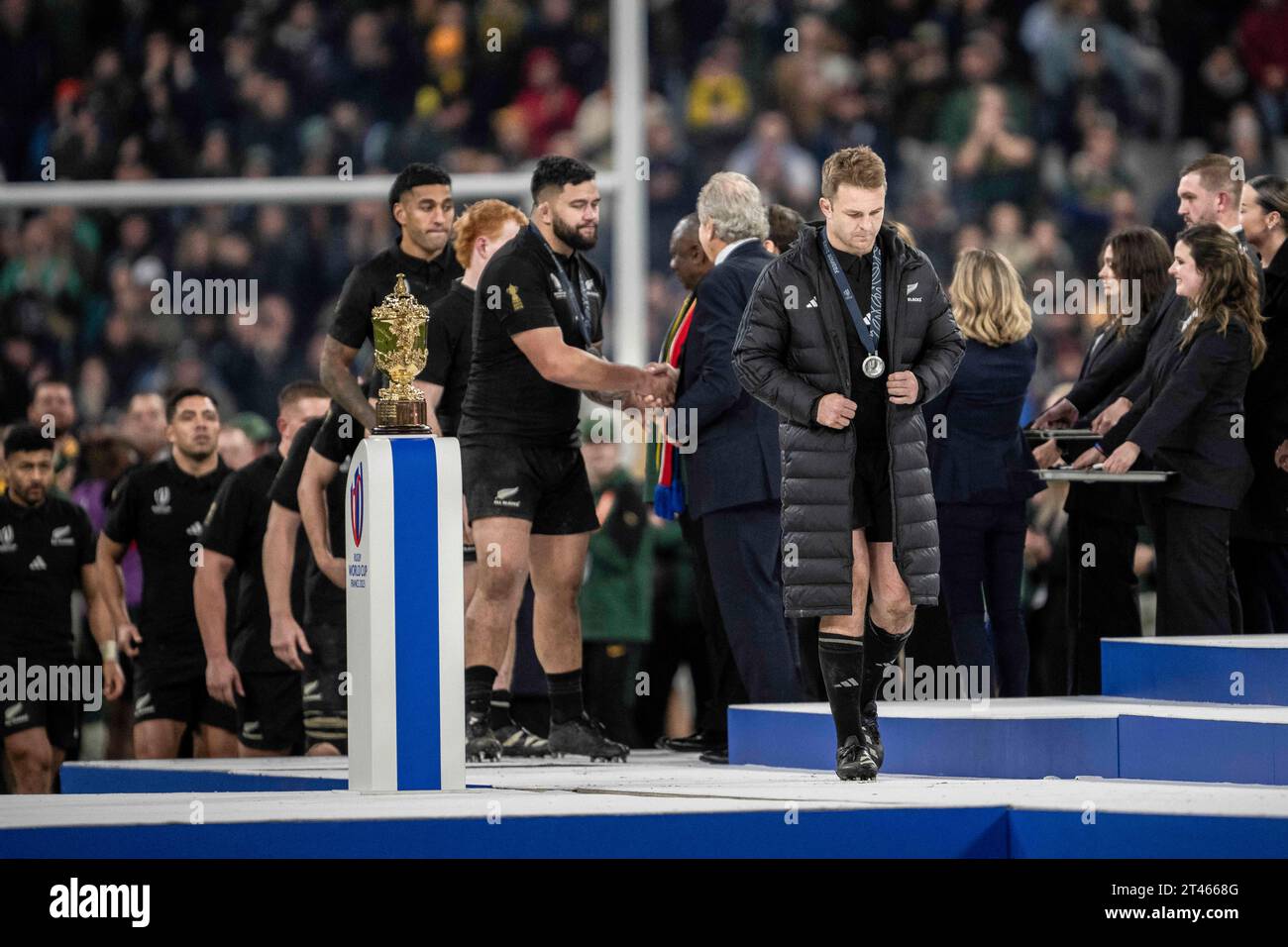 Le flanker et capitaine néo-zélandais Sam Cane réagit alors qu'il passe devant la Web Ellis Cup après que l'Afrique du Sud ait remporté le match de finale de la coupe du monde de rugby de France 2023 entre la Nouvelle-Zélande et l'Afrique du Sud au Stade de France à Saint-Denis, dans la banlieue parisienne, le 28 octobre, 2023.photo Eliot Blondet/ABACAPRESS.COM crédit : Abaca Press/Alamy Live News Banque D'Images
