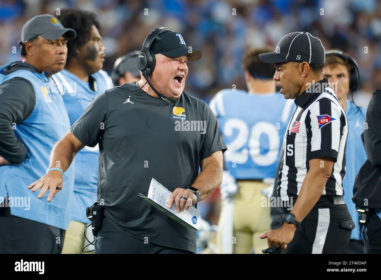 Pasadena, Californie, États-Unis. 28 octobre 2023. Chip Kelly, chef de l'UCLA, crie à un arbitre lors d'un match de football universitaire de la NCAA entre l'UCLA et le Colorado, le 28 octobre 2023, à Pasadena, en Californie. (Image de crédit : © Ringo Chiu/ZUMA Press Wire) USAGE ÉDITORIAL SEULEMENT! Non destiné à UN USAGE commercial ! Banque D'Images