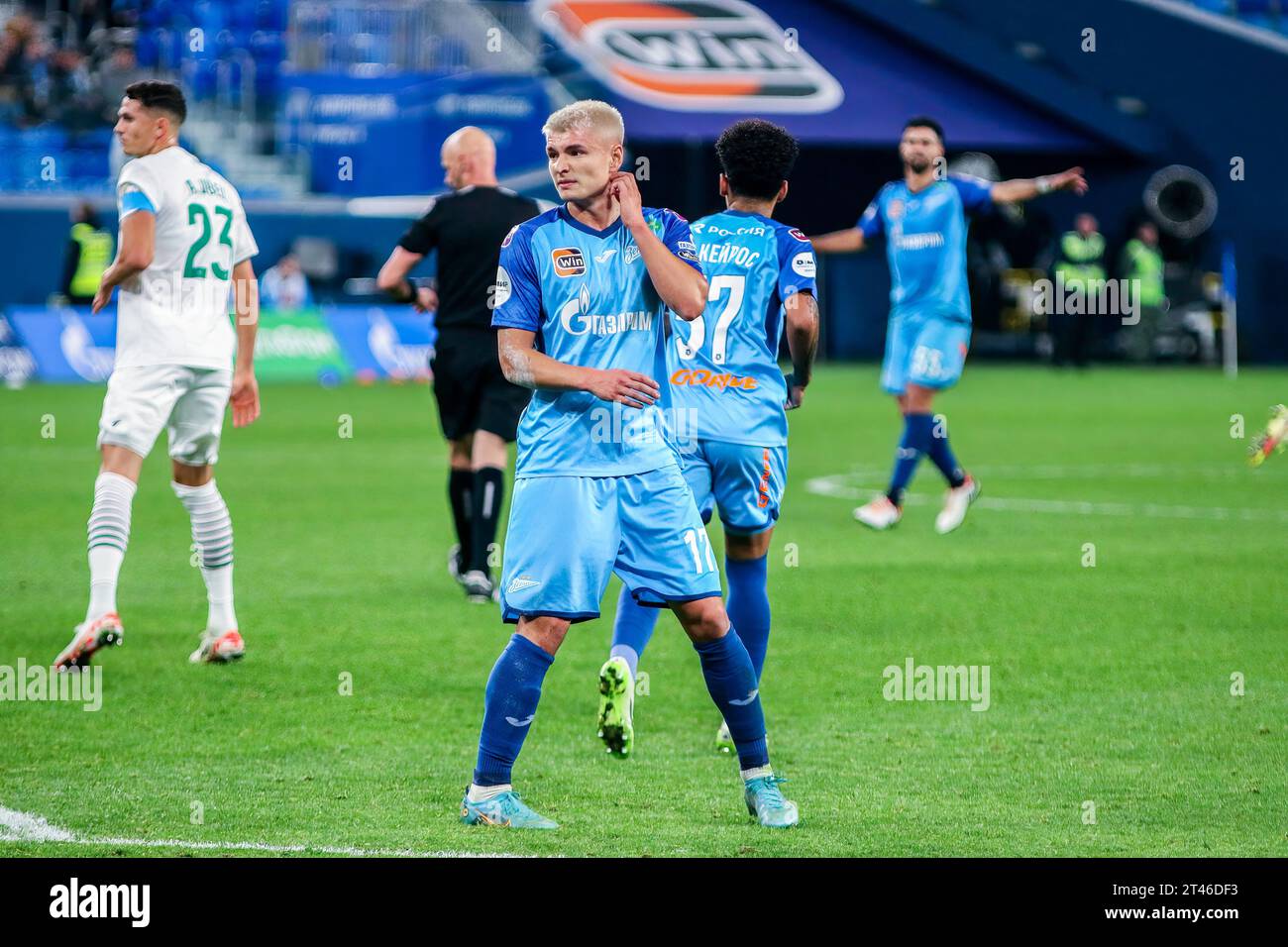 Saint-Pétersbourg, Russie. 28 octobre 2023. Andrey Mostovoy (17) de Zenit vu en action lors du match de football de la Premier League russe entre le Zenit Saint-Pétersbourg et Akhmat Grozny à Gazprom Arena. Score final ; Zenit 2:1 Akhmat Grozny. (Photo Maksim Konstantinov/SOPA Images/Sipa USA) crédit : SIPA USA/Alamy Live News Banque D'Images