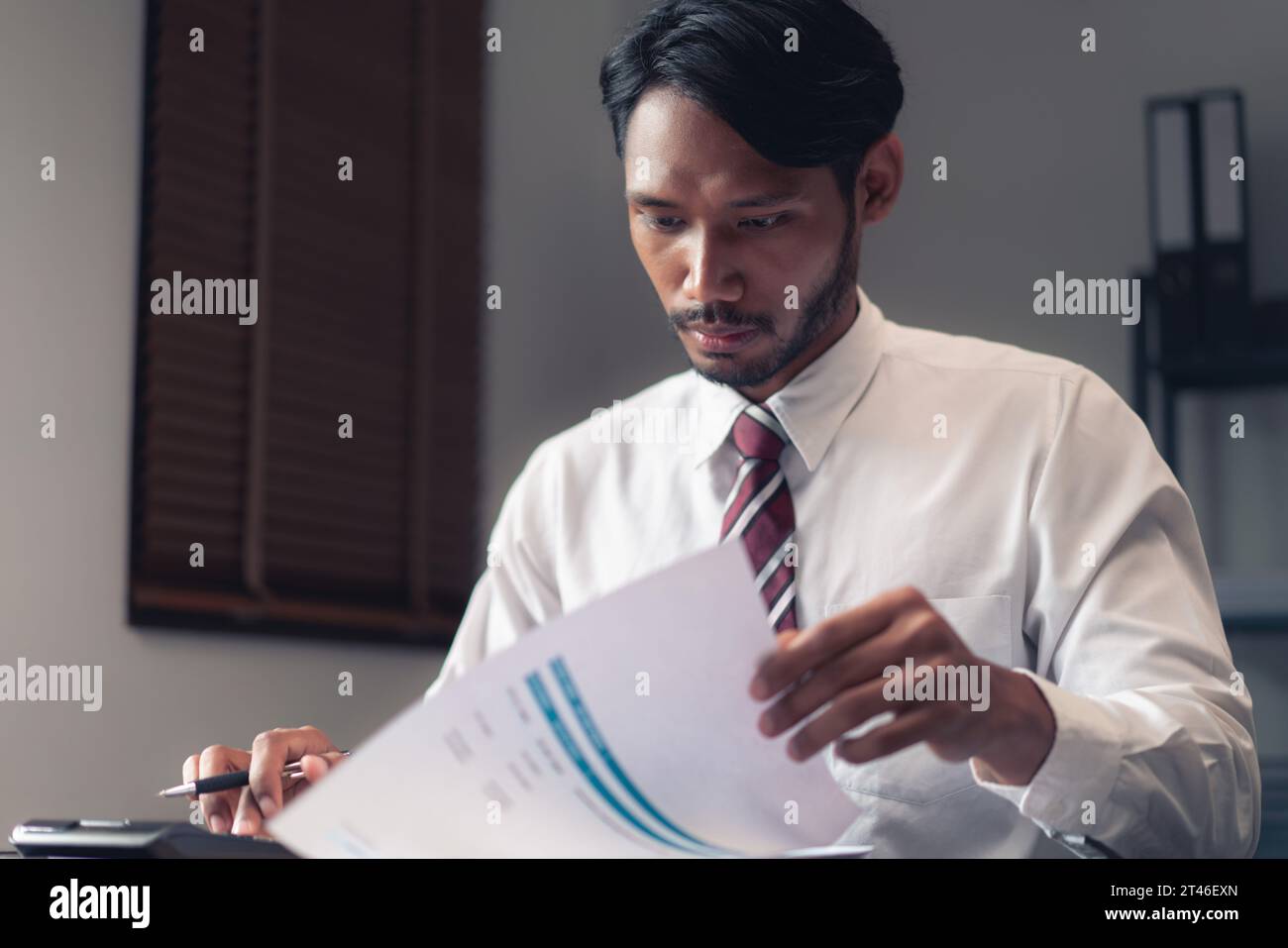 Homme d'affaires utiliser la calculatrice au calcul pour vérifier le rapport financier et comptable des affaires. Banque D'Images