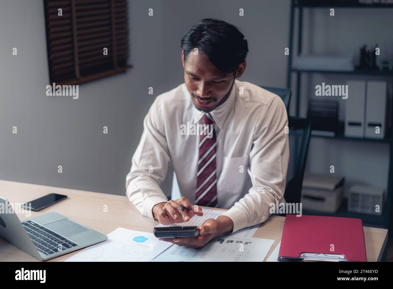 Homme d'affaires utiliser la calculatrice au calcul pour vérifier le rapport financier et comptable des affaires. Banque D'Images