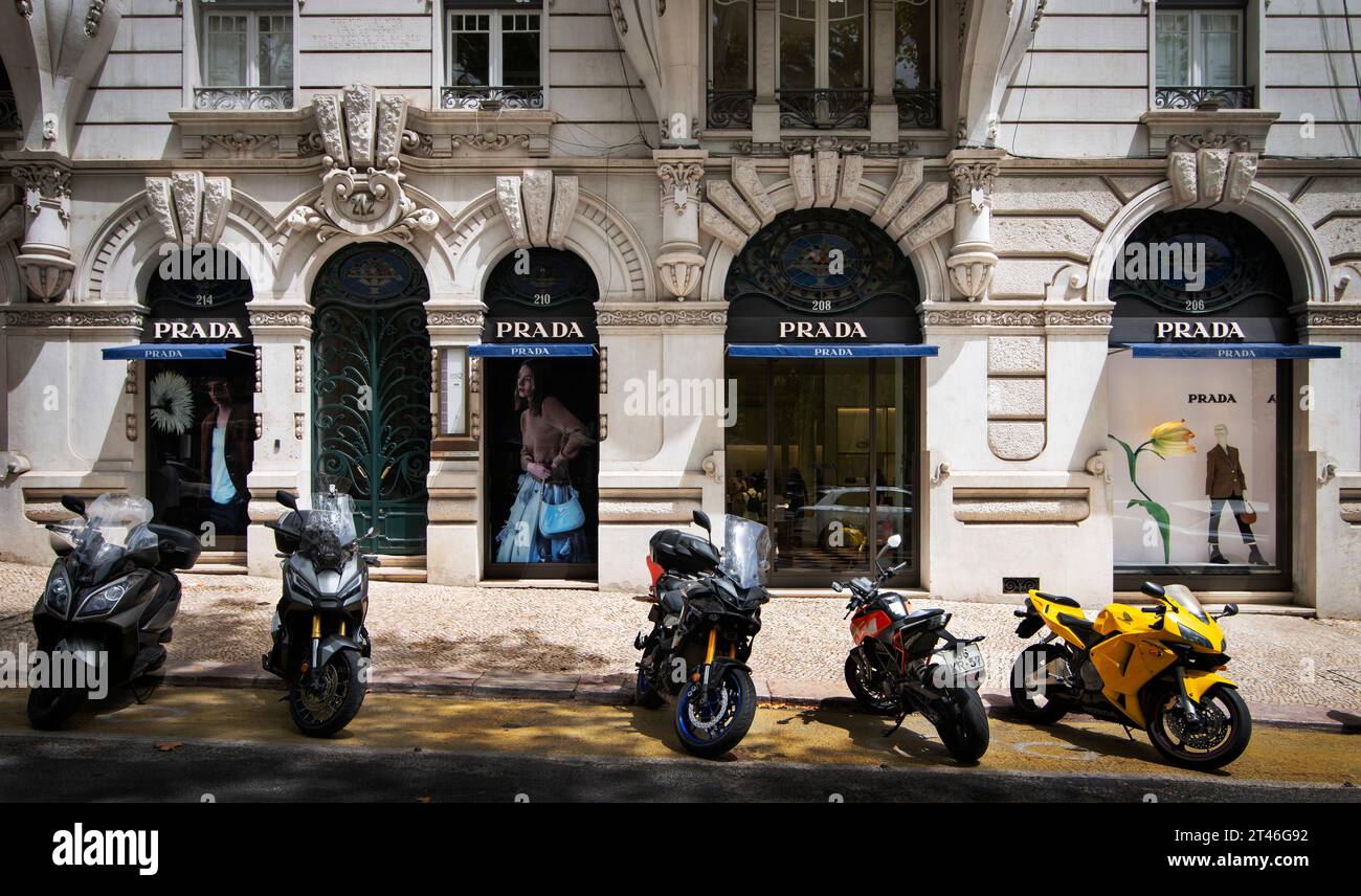 Avenida da Liberdade (Avenue de la liberté) PRADA Boutique sur le boulevard bordé d'arbres dans le centre de Lisbonne, Portugal. La large avenue, calquée sur les champs-Elysées de Paris, est considérée comme l’immobilier le plus cher du Portugal et bordée de marques de luxe haut de gamme. Banque D'Images