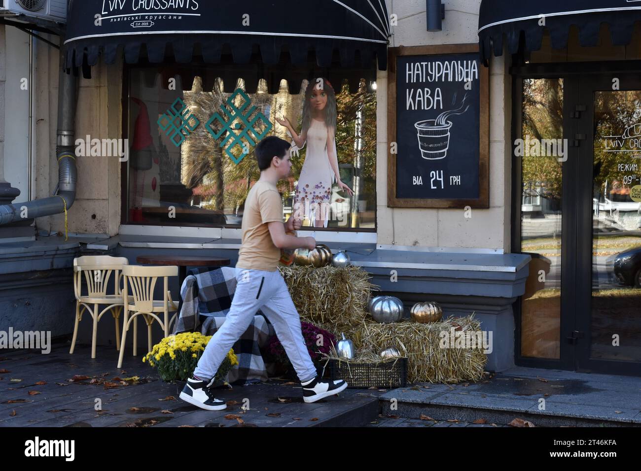 Un jeune homme se promène à l'entrée du café avec des décorations d'Halloween à Zaporizhzhia. Halloween d'origine celtique est venu en Ukraine après l'effondrement de l'Union soviétique. À partir de ce moment, les Ukrainiens ont repris la tradition d'autres pays pour s'habiller en costumes effrayants, pour couper l'attribut principal de cette fête - la citrouille et pour recueillir les bonbons parmi les voisins. L'Église orthodoxe moderne condamne encore cette fête, mais chaque année en Ukraine, de plus en plus de jeunes ne sont pas contre "d'aller du côté du mal" pour une nuit. (Photo de Andriy Andriyenko/SOP Banque D'Images