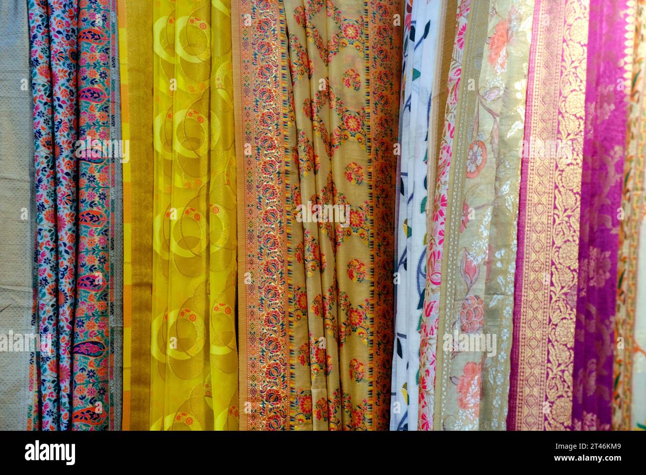 Robe indienne traditionnelle / saree, texture différente et couleur de beaux textiles, tissu indien coloré, tissu de l'Inde. Banque D'Images