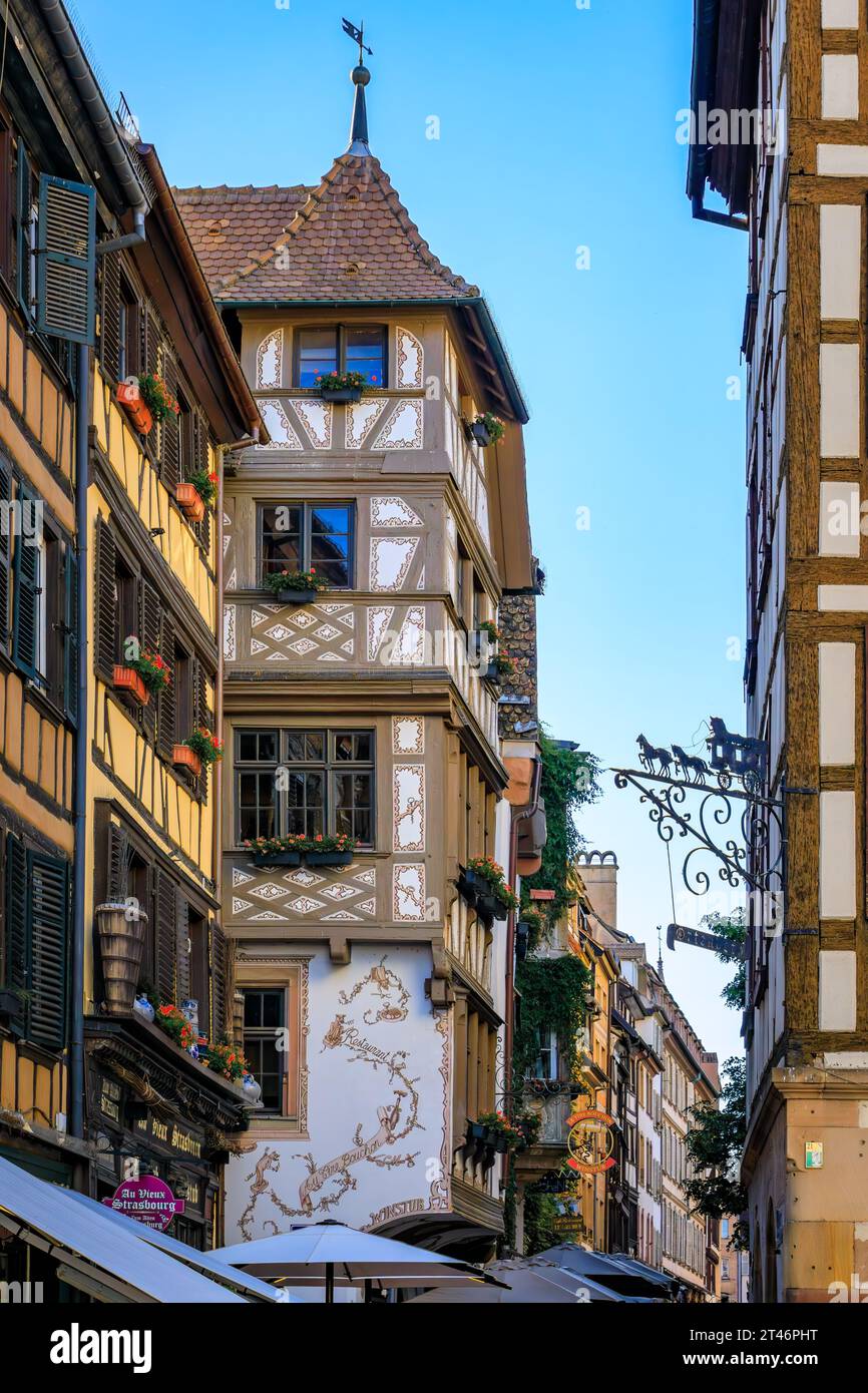 Strasbourg, France - 31 mai 2023 : façades ornées de restaurants alsaciens à winstub dans des maisons anciennes traditionnelles à colombages dans le centre historique Banque D'Images