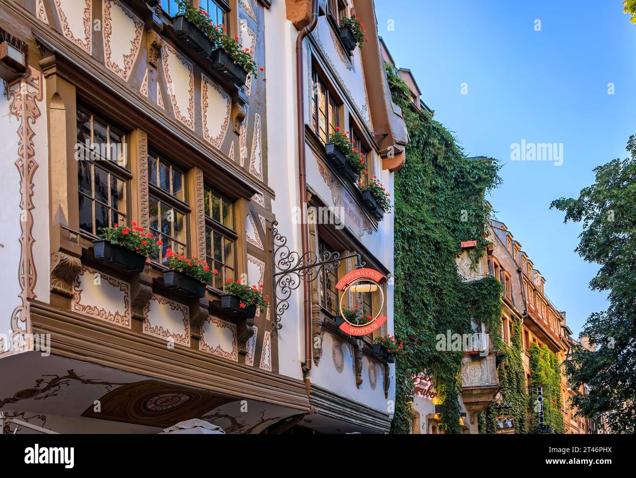 Strasbourg, France - 31 mai 2023 : façades ornées de restaurants alsaciens à winstub dans des maisons traditionnelles à colombages dans le centre historique au coucher du soleil Banque D'Images