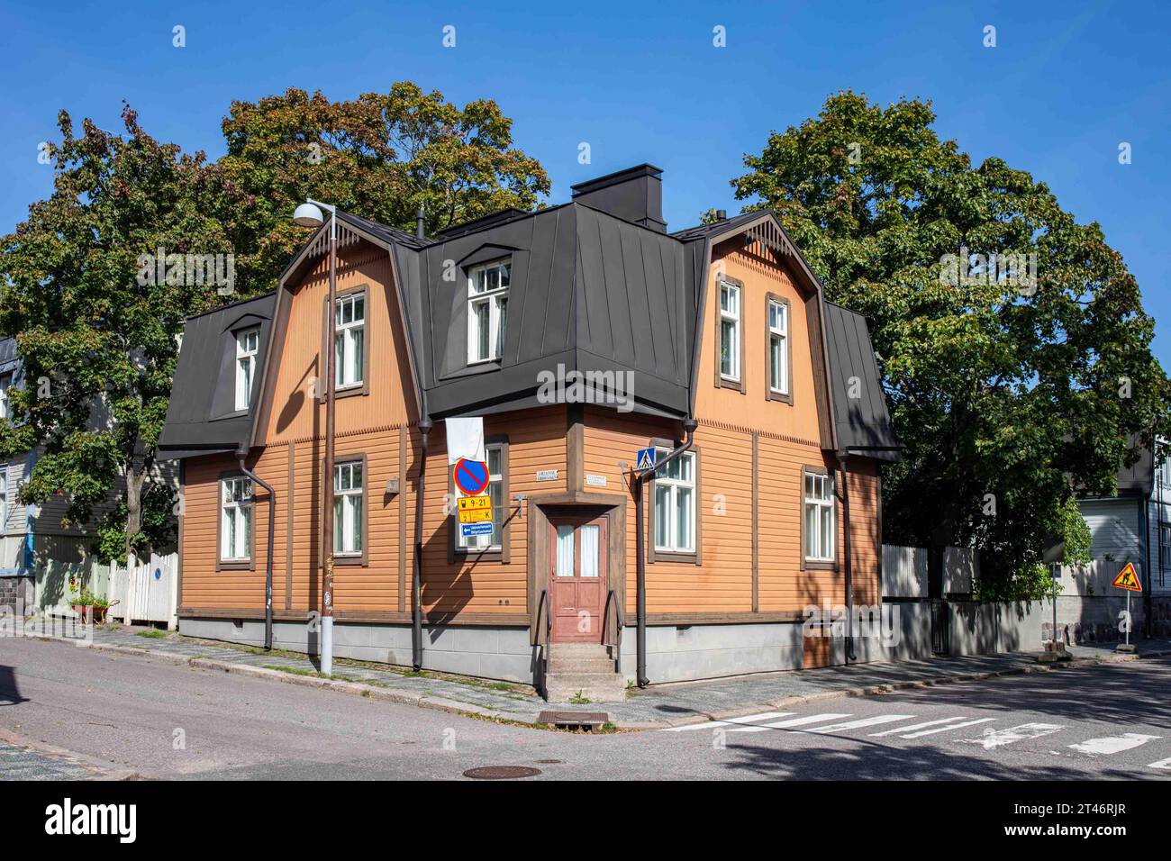 Immeuble résidentiel en bois à l'angle de Suvannontie et Virtaintie par une journée ensoleillée d'automne dans le quartier Puu-Vallilla d'Helsinki, Finlande Banque D'Images