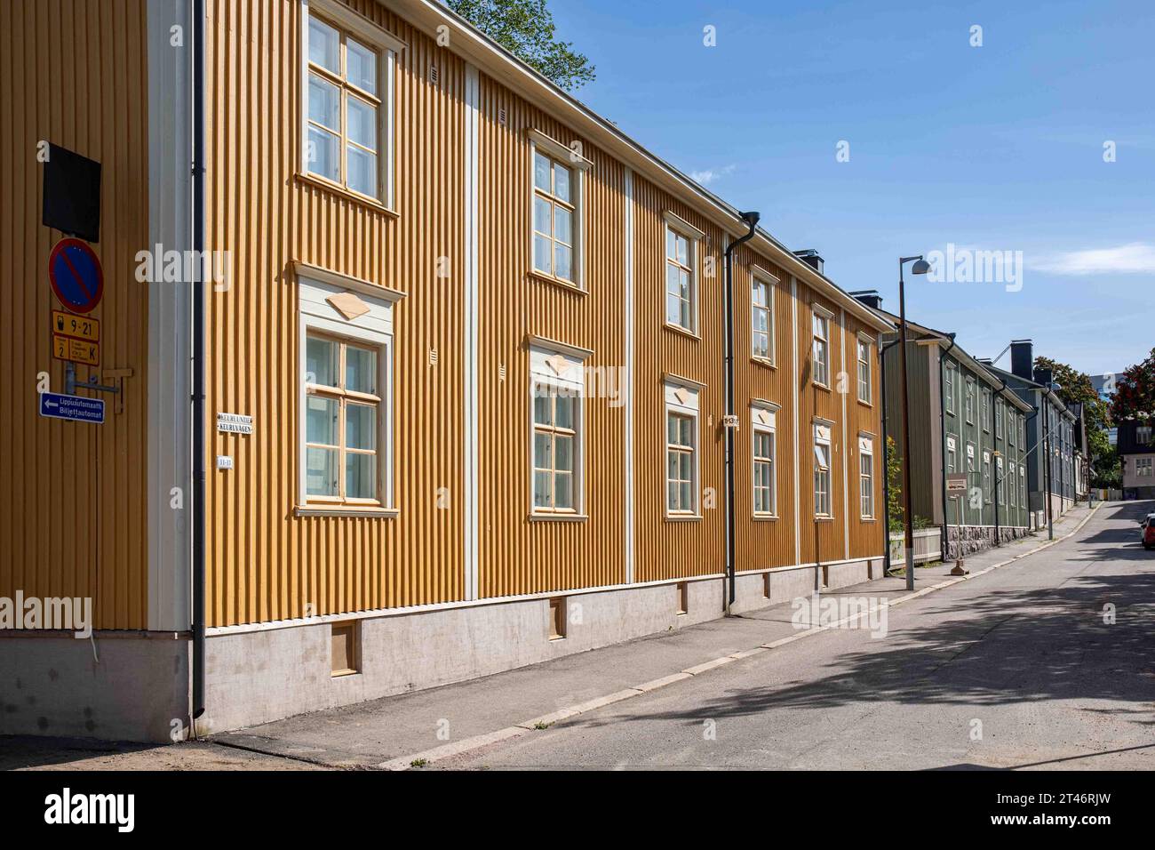 Vue sur la rue Keuruuntie avec de vieux bâtiments résidentiels en bois dans le quartier Puu-Vallila d'Helsinki, Finlande Banque D'Images