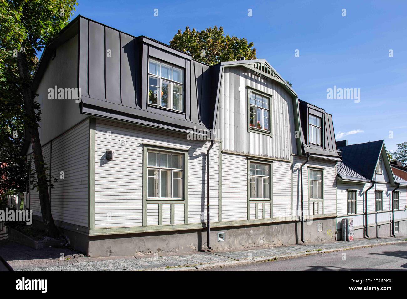 Keuruuntie 21, un vieux bâtiment résidentiel en bois par une journée ensoleillée de début d'automne dans le quartier Puu-Vallila d'Helsinki, Finlande Banque D'Images