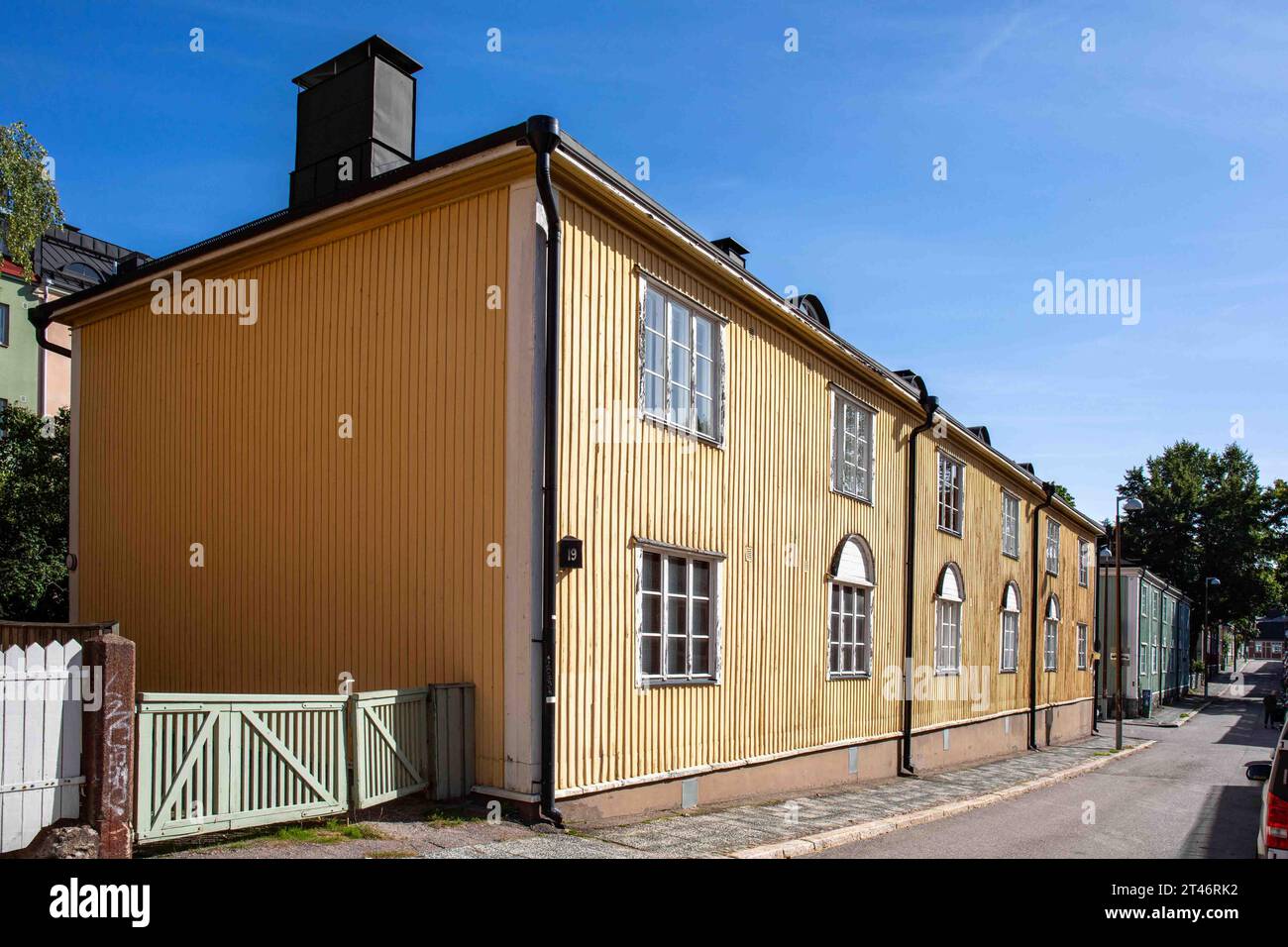 Vanajatie 19, un ancien bâtiment résidentiel en bois par une journée ensoleillée d'automne dans le quartier Puu-Vallila d'Helsinki, Finlande Banque D'Images