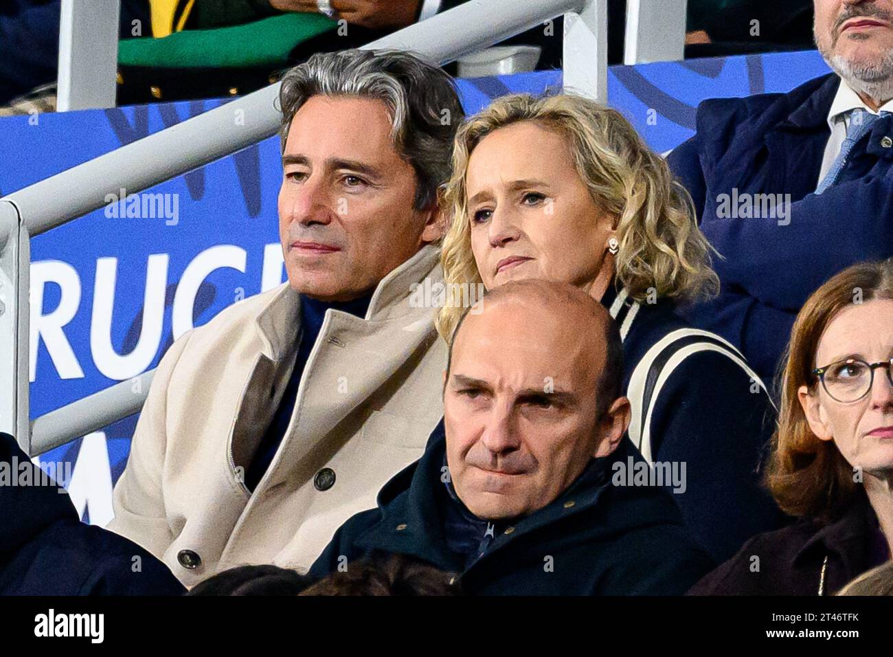 Paris, France. 28 octobre 2023. Caroline Roux et son mari Laurent Solly participent à la finale de la coupe du monde de rugby France 2023 entre la Nouvelle-Zélande (All Blacks) et l'Afrique du Sud (Springboks) au Stade de France le 28 octobre 2023 à Saint-Denis près de Paris. Photo de Laurent Zabulon/ABACAPRESS.COM crédit : Abaca Press/Alamy Live News Banque D'Images