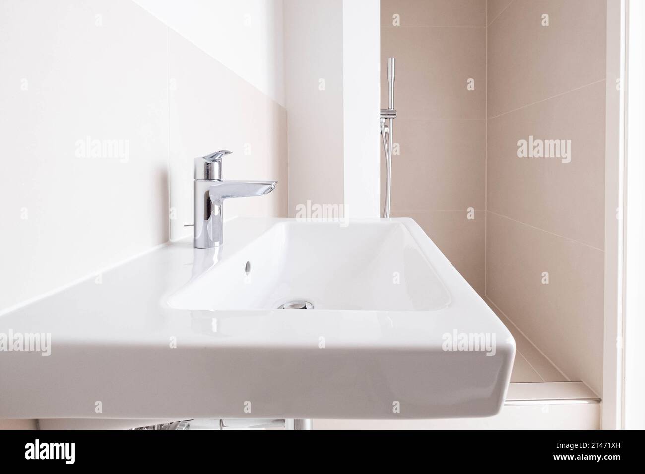 lavabo, robinet gros plan dans la nouvelle salle de bain avec douche Banque D'Images