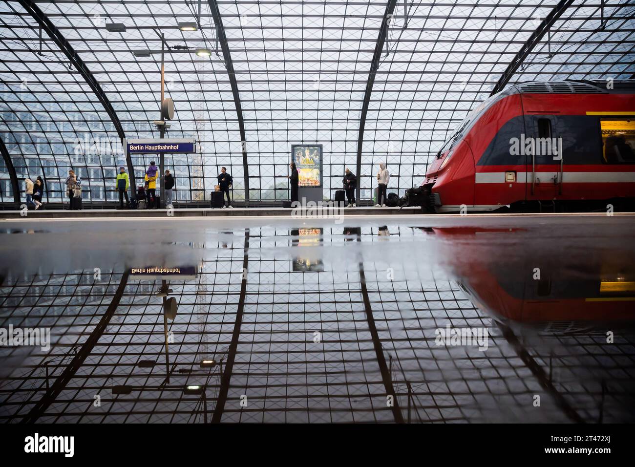 Berlin, Allemagne. 29 octobre 2023. Un train régional arrive à la gare principale de Berlin. Le Deutschlandticket est disponible depuis six mois ; il a été introduit le 1 mai 2023. (Réflexion dans Puddle) crédit : Christoph Soeder/dpa/Alamy Live News Banque D'Images