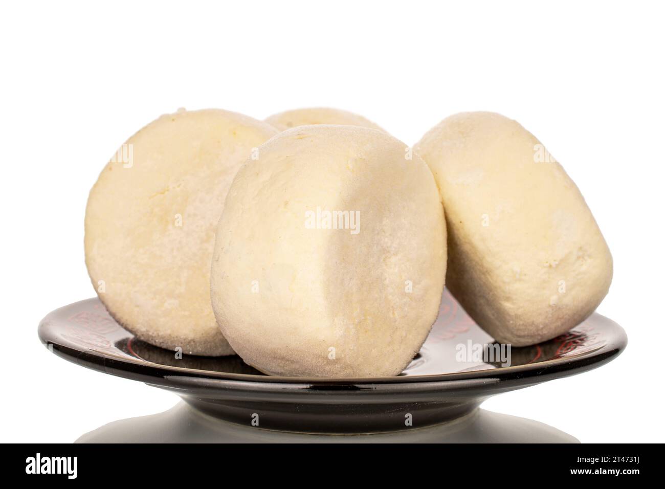 Plusieurs cheesecakes semi-finis congelés sur une soucoupe en céramique, macro, isolés sur fond blanc. Banque D'Images