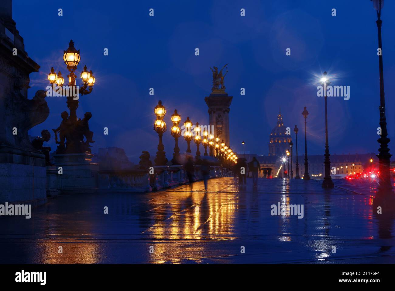 Beau pont Alexandre III sur la Seine à la nuit de pluie, Paris. France Banque D'Images