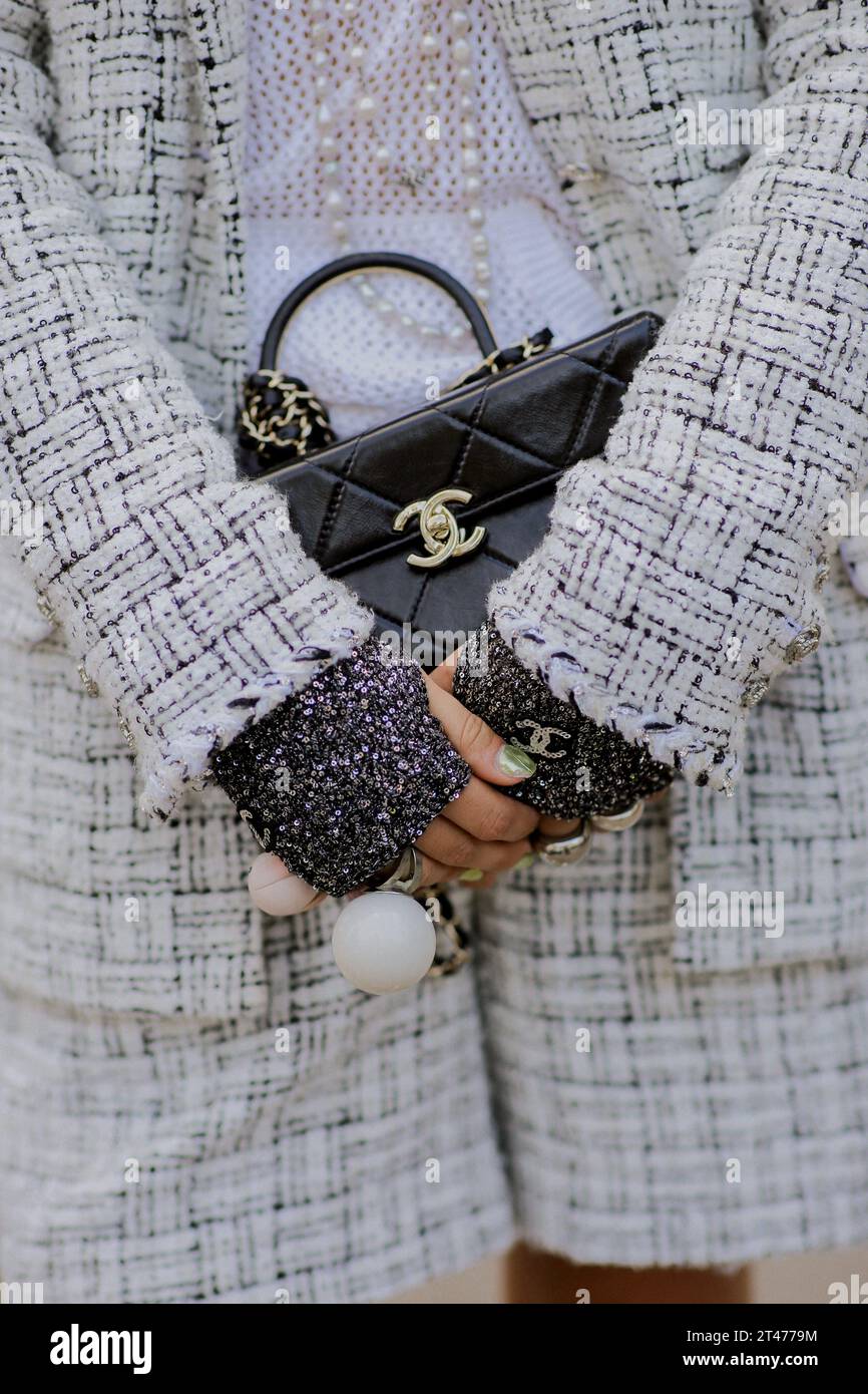 Paris, France. 03 octobre 2023. Street style, gros plan au défilé Chanel Printemps été 2024, qui s'est tenu au Grand Palais Ephémère, Paris, France, le 3 octobre 2023. Photo de Marie-Paola Bertrand-Hillion/ABACAPRESS.COM crédit : Abaca Press/Alamy Live News Banque D'Images