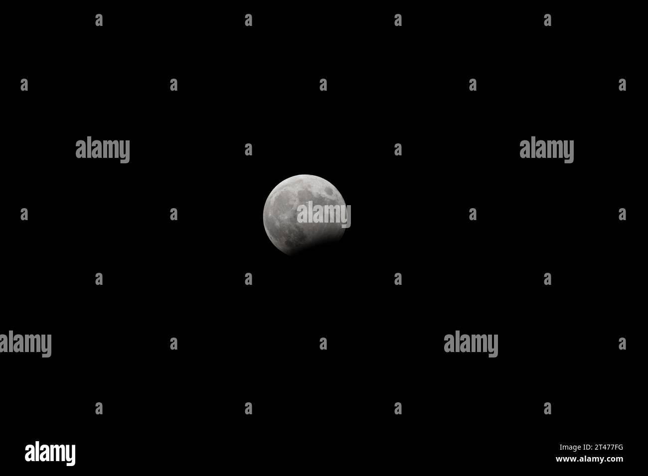 éclipse lunaire partielle observée dans le sud de la France le samedi 28 octobre 2023 Banque D'Images