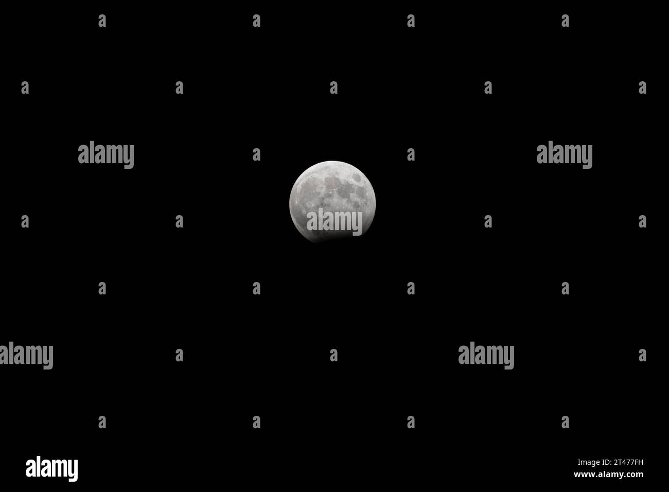 éclipse lunaire partielle observée dans le sud de la France le samedi 28 octobre 2023 Banque D'Images