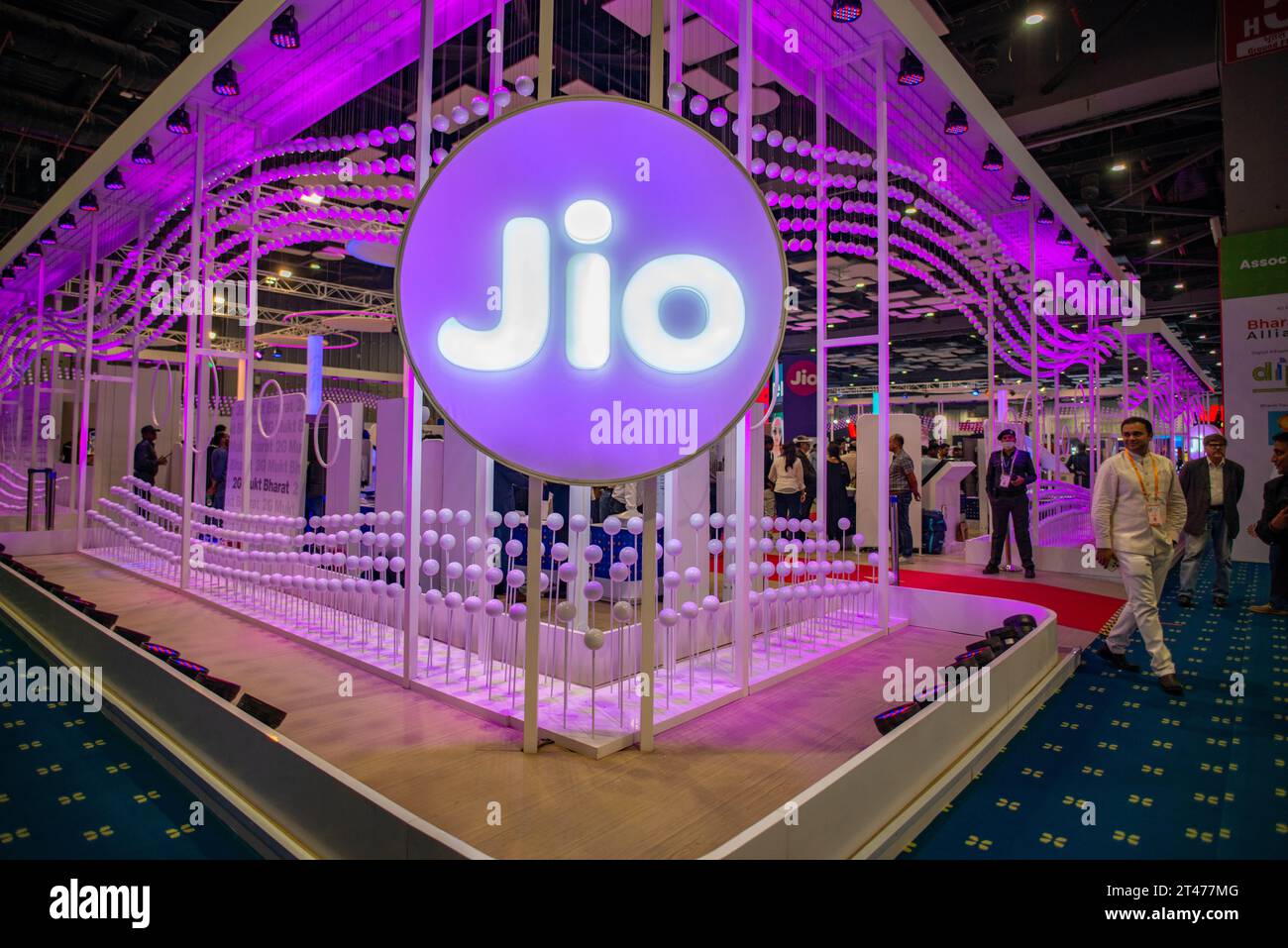 New Delhi, Inde. 28 octobre 2023. Une signalisation et le stand de Reliance Jio, une société indienne de télécommunications lors de la 7e édition du Congrès mobile indien (IMC) 2023 se tient à Pragati Maidan à New Delhi. L'exposition est organisée conjointement par le Département des télécommunications (dot) et la Cellular Operators Association of India (COAI). Crédit : SOPA Images Limited/Alamy Live News Banque D'Images