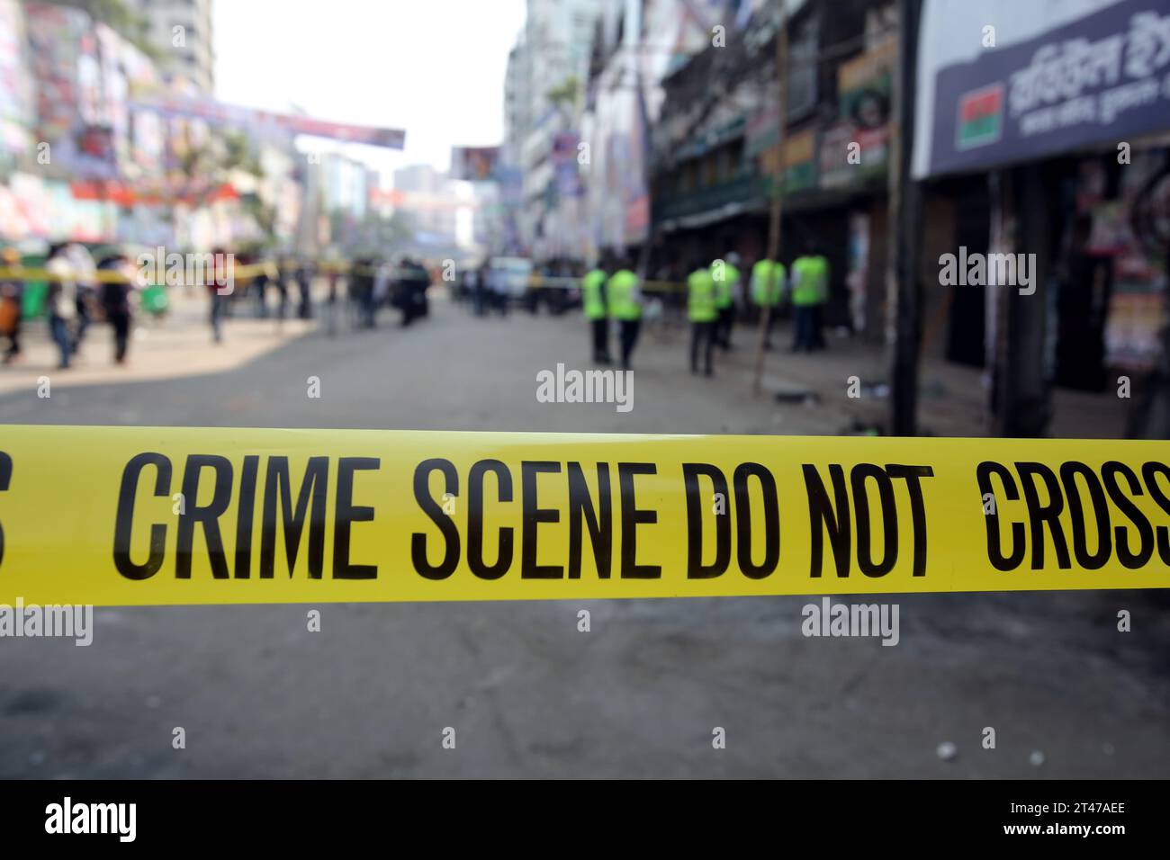 Dhaka, Wari, Bangladesh. 29 octobre 2023. L'unité du Département des enquêtes criminelles (CID) du Bangladesh se rassemble le long d'une rue alors qu'elle inspecte un site de protestation après que des militants du Parti nationaliste du Bangladesh (BNP) aient organisé un rassemblement dans le cadre de la grève nationale en cours à Dhaka le 29 octobre 2023. Plus de 100 000 partisans de deux grands partis d'opposition bangladais se sont rassemblés le 28 octobre pour exiger que le Premier ministre Sheikh Hasina démissionne pour permettre un vote libre et équitable sous un gouvernement neutre. Le BNP et le Jamaat-e-Islami ont tous deux appelé à une grève nationale le 29 octobre pour protester contre les violences. (Image de crédit : Banque D'Images