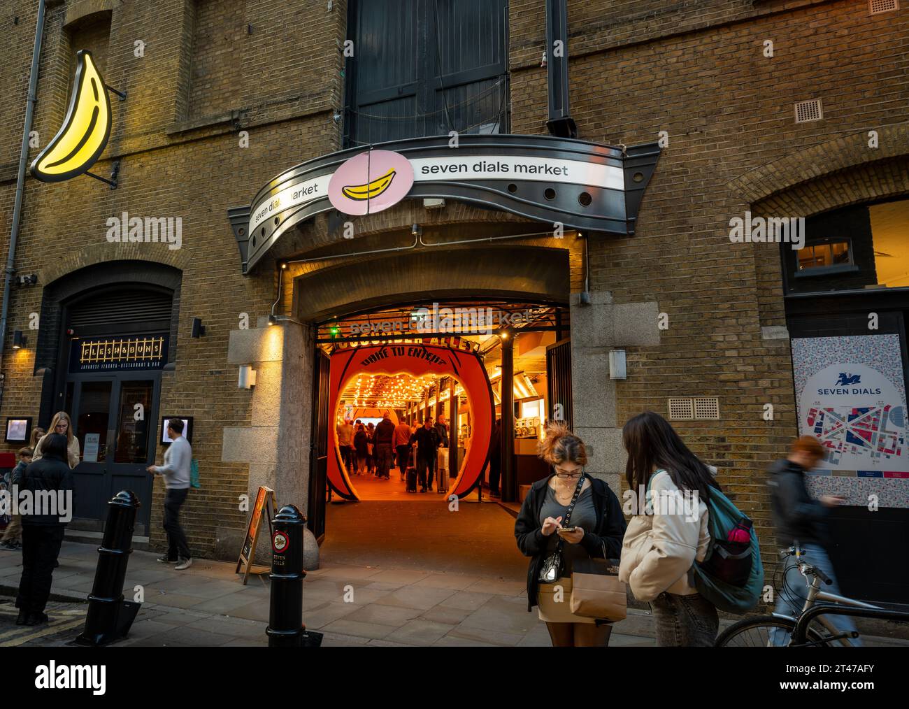 Londres, Royaume-Uni : Seven Dials Market dans le quartier de Covent Garden au centre de Londres. Entrée au marché de Earlham Street avec décoration Halloween. Banque D'Images