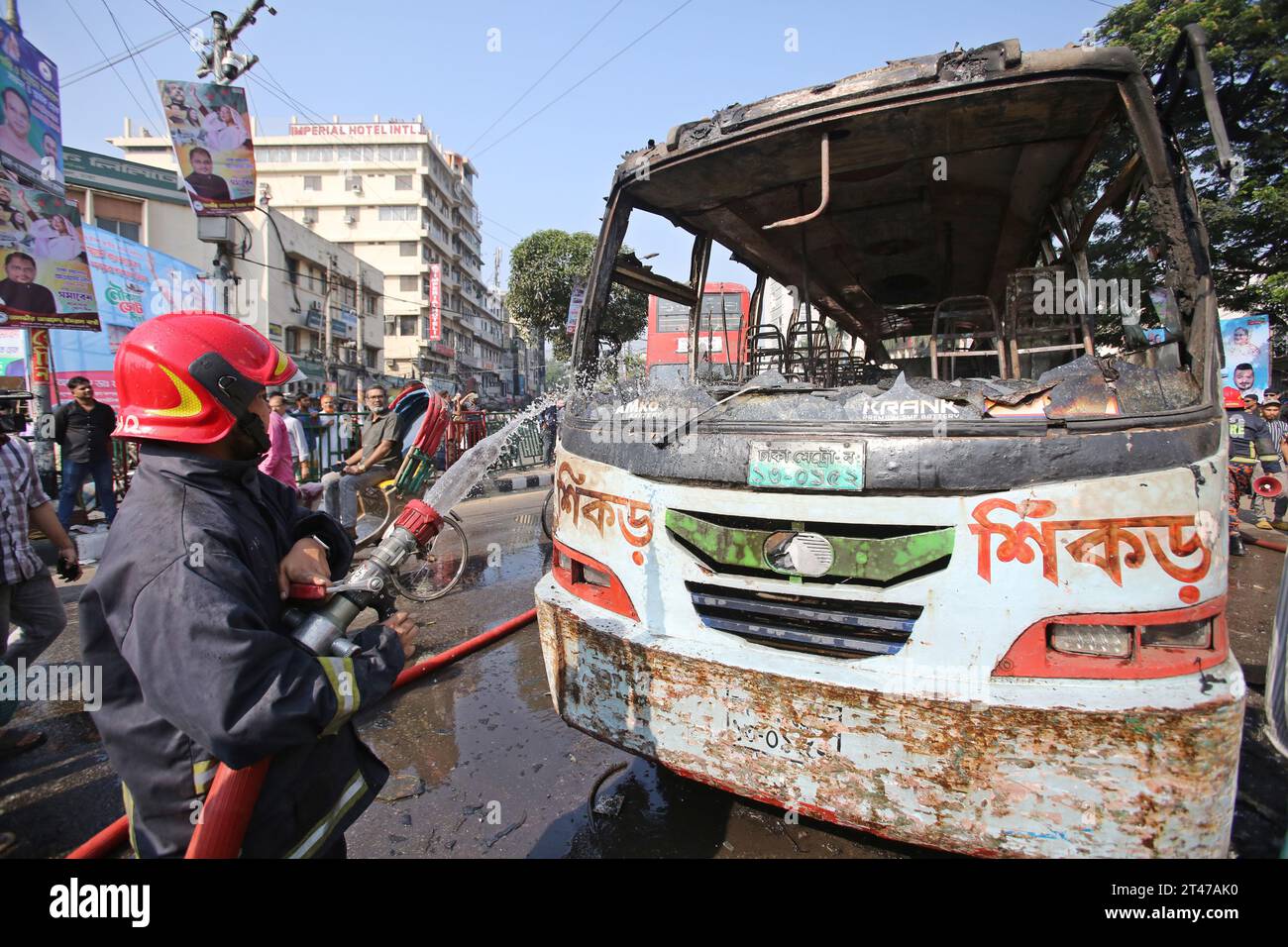 Dhaka, Wari, Bangladesh. 29 octobre 2023. Des mécréants non identifiés ont incendié un bus public lors d'une grève nationale de l'aube au crépuscule appelée par le Parti nationaliste du Bangladesh (BNP), protestant contre les attaques présumées de la police contre leur rassemblement du samedi à Dhaka, au Bangladesh, le 29 octobre 2023 (image de crédit : © Habibur Rahman/ZUMA Press Wire) À USAGE ÉDITORIAL UNIQUEMENT! Non destiné à UN USAGE commercial ! Banque D'Images