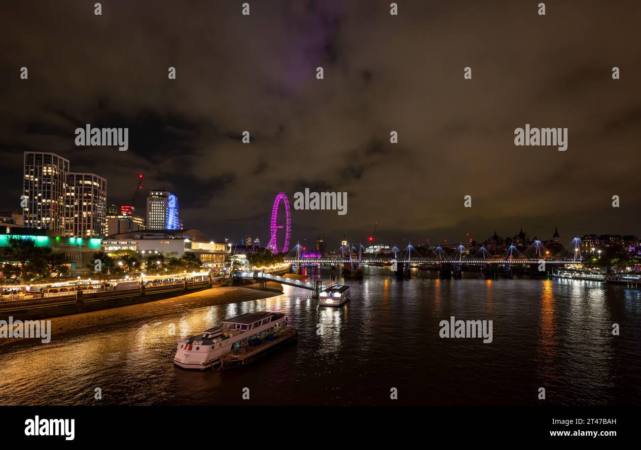Londres, Royaume-Uni : paysage urbain de Londres et Tamise la nuit. Présentation du London Eye, du Royal Festival Hall et du Golden Jubilee Bridge. Vu depuis Waterloo Bridge. Banque D'Images