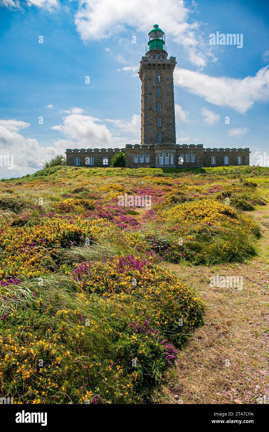 Phare du Cap Fréhel, paysage côtier de granit rose, Bretagne, France Banque D'Images