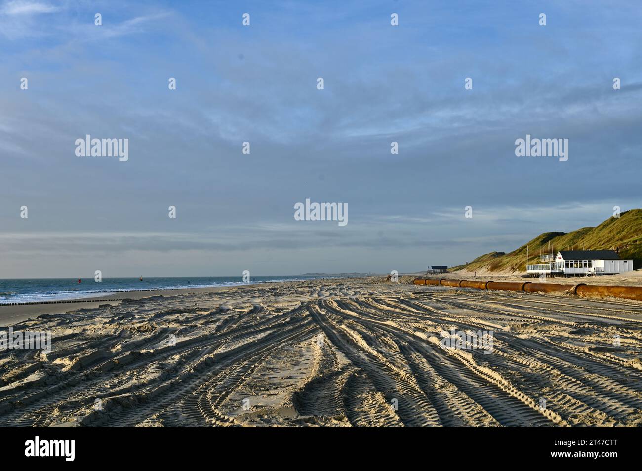 Réapprovisionnement en sable sur la plage de Dishoek, Zeeland, qui élargit et élève la plage contre la montée de l'eau dans le futur Banque D'Images