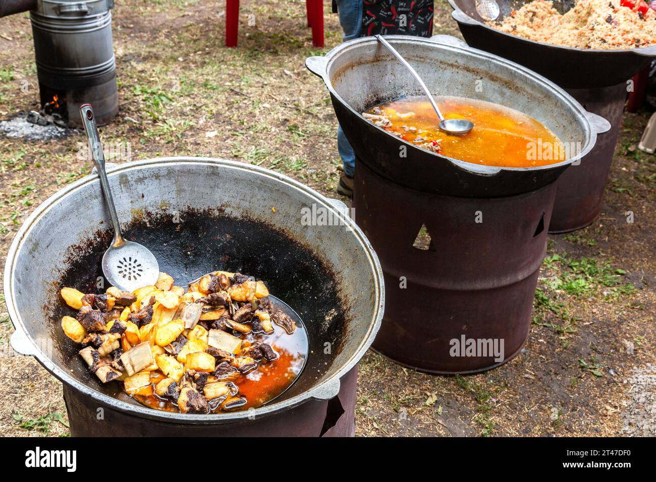 Cuisiner des plats traditionnels appétissants dans un grand chou-fleur en plein air pendant les vacances ethniques Banque D'Images