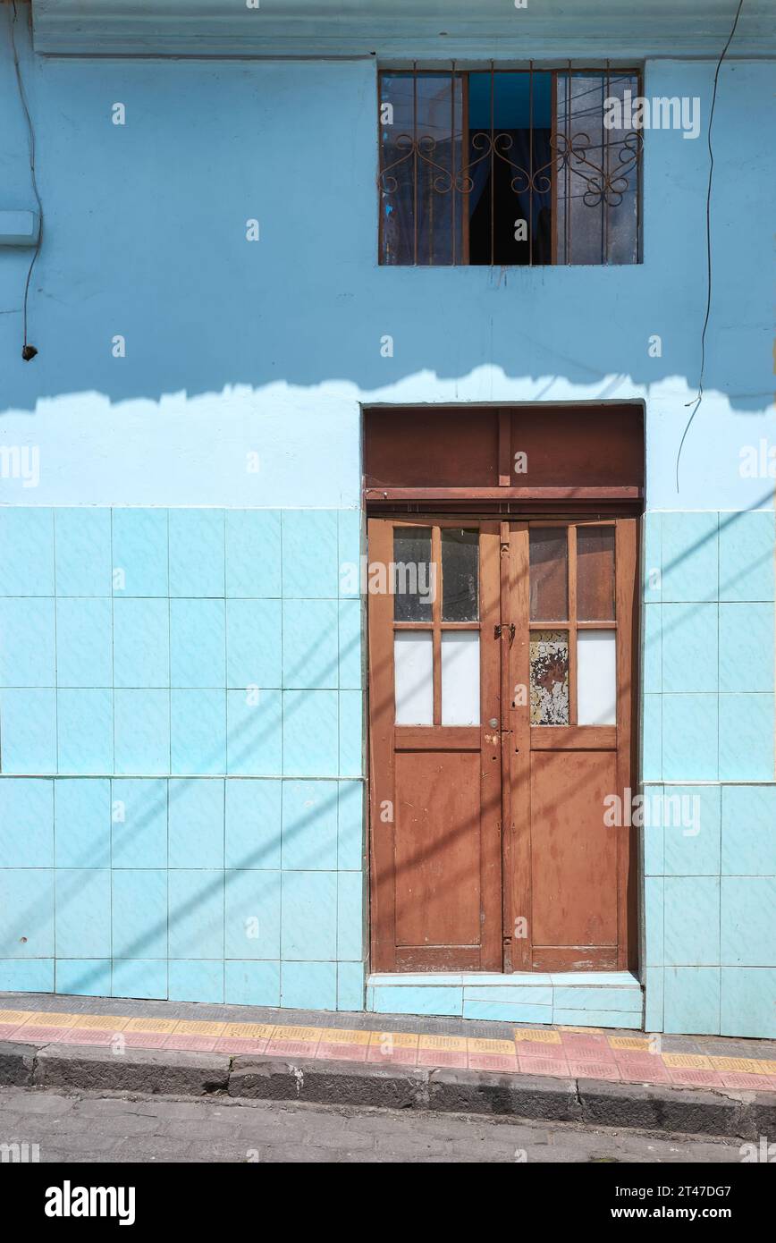Vue sur la rue d'une façade de bâtiment ancien à Otavalo, Équateur. Banque D'Images