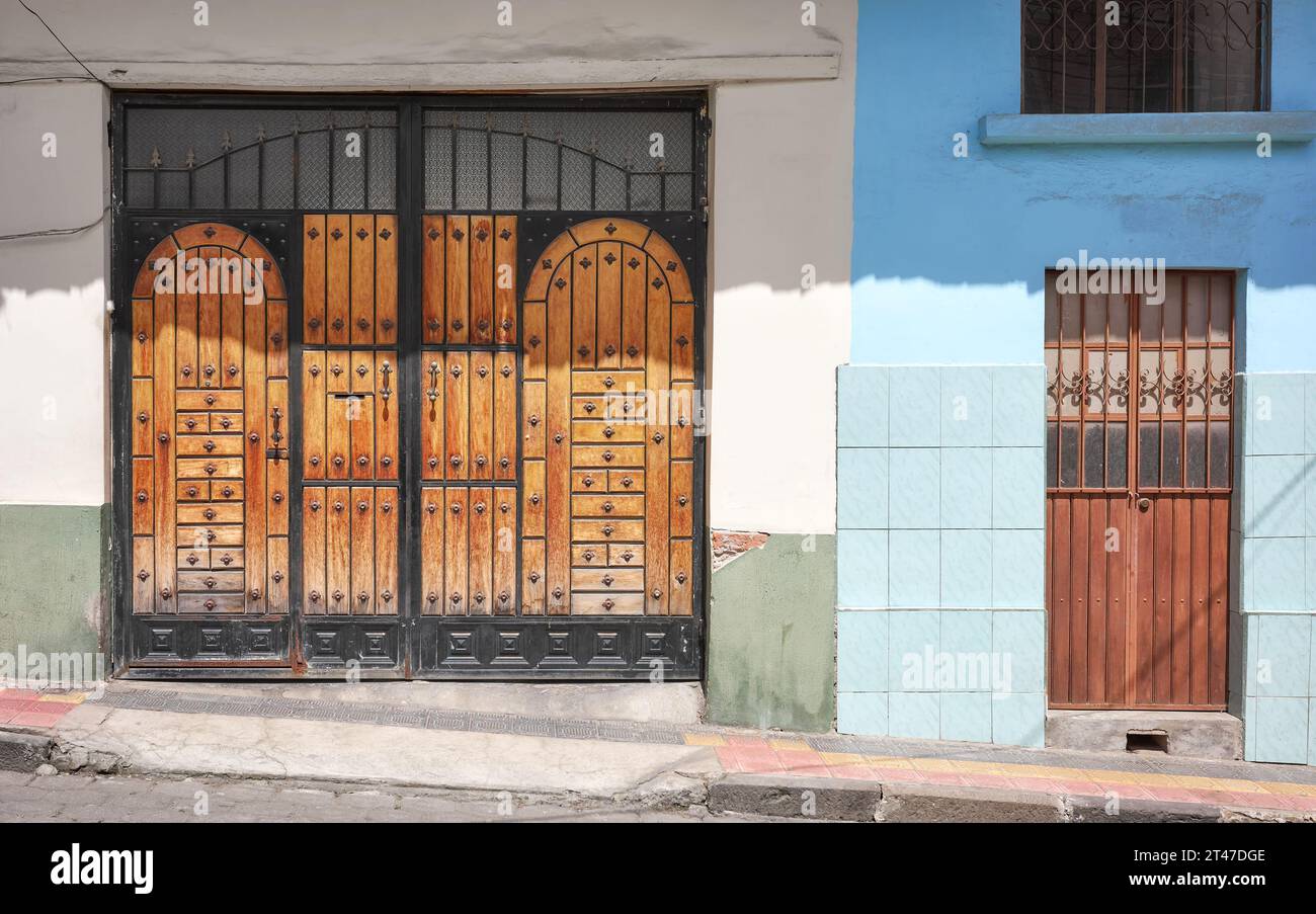 Vue sur la rue d'une façade de bâtiment ancien à Otavalo, Équateur. Banque D'Images