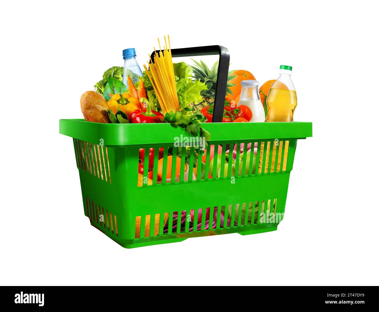 Panier vert en plastique plein de produits d'épicerie assortis isolé sur fond blanc Banque D'Images