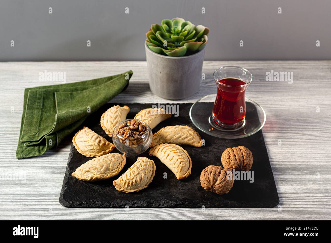 Biscuits azerbaïdjanais traditionnels cuits avec garniture aux noix et thé rouge dans un verre armudu Banque D'Images