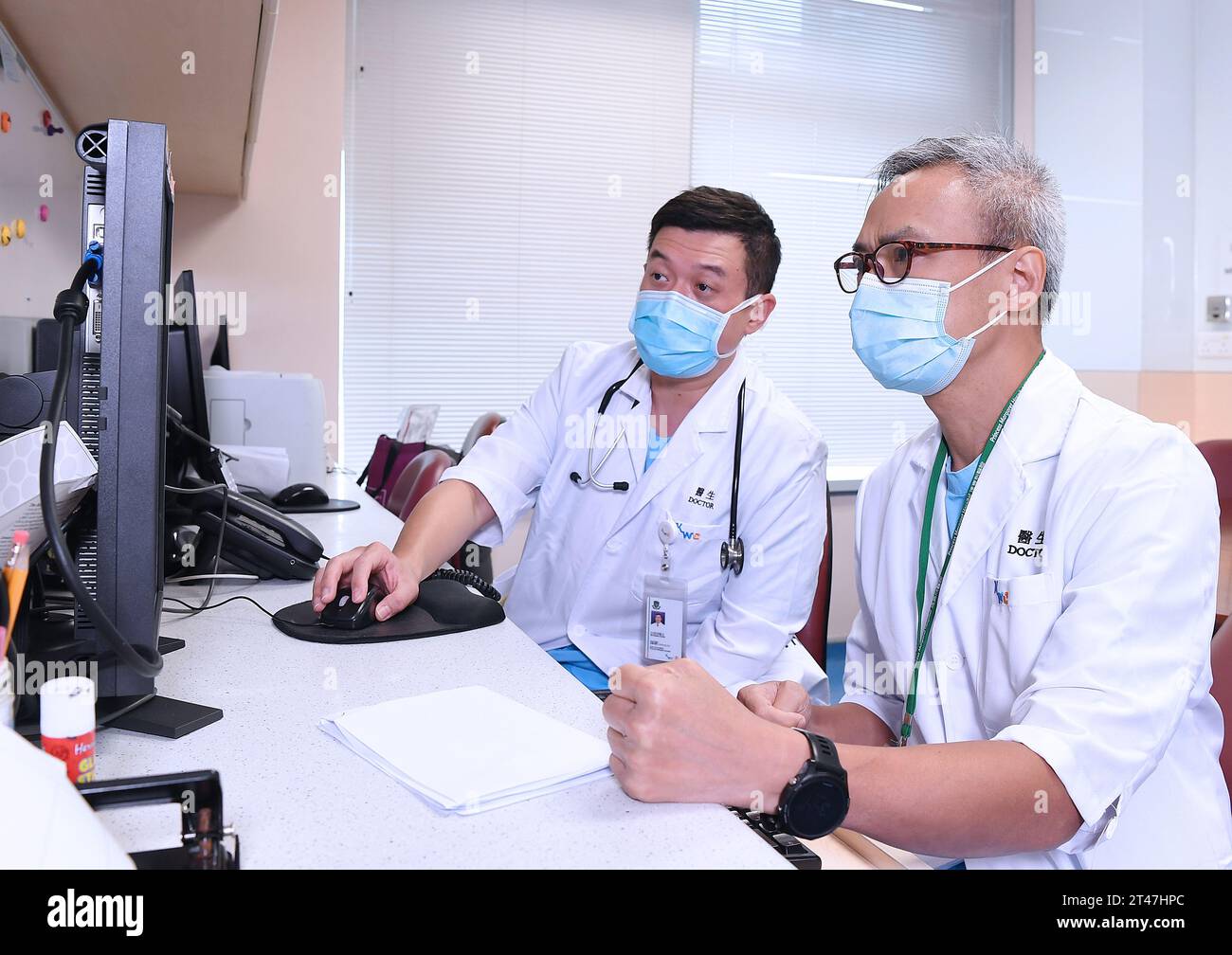 Hong Kong. 12 octobre 2023. Kuang Yukun (à gauche) travaille avec Yeung Yiu-cheong à l'hôpital Princess Margaret à Hong Kong, dans le sud de la Chine, le 12 octobre 2023. POUR ALLER AVEC 'Feature : Hong Kong, l'échange de professionnels de la santé continentale apporte l'inspiration mutuelle' crédit : Chen Duo/Xinhua/Alamy Live News Banque D'Images